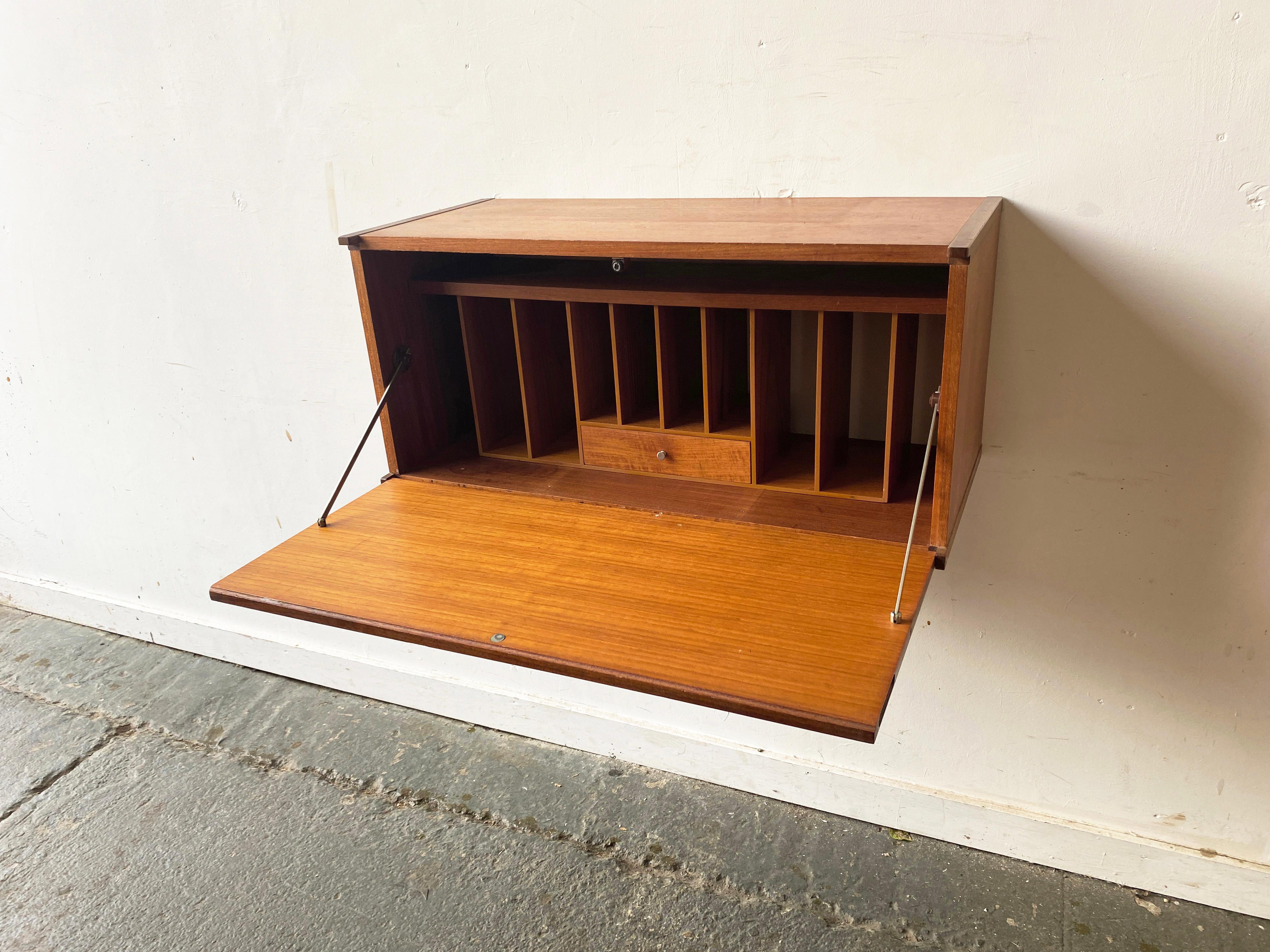 Mid-Century Modern wall mounted desk unit by Beaver and Tapley In Excellent Condition For Sale In London, GB
