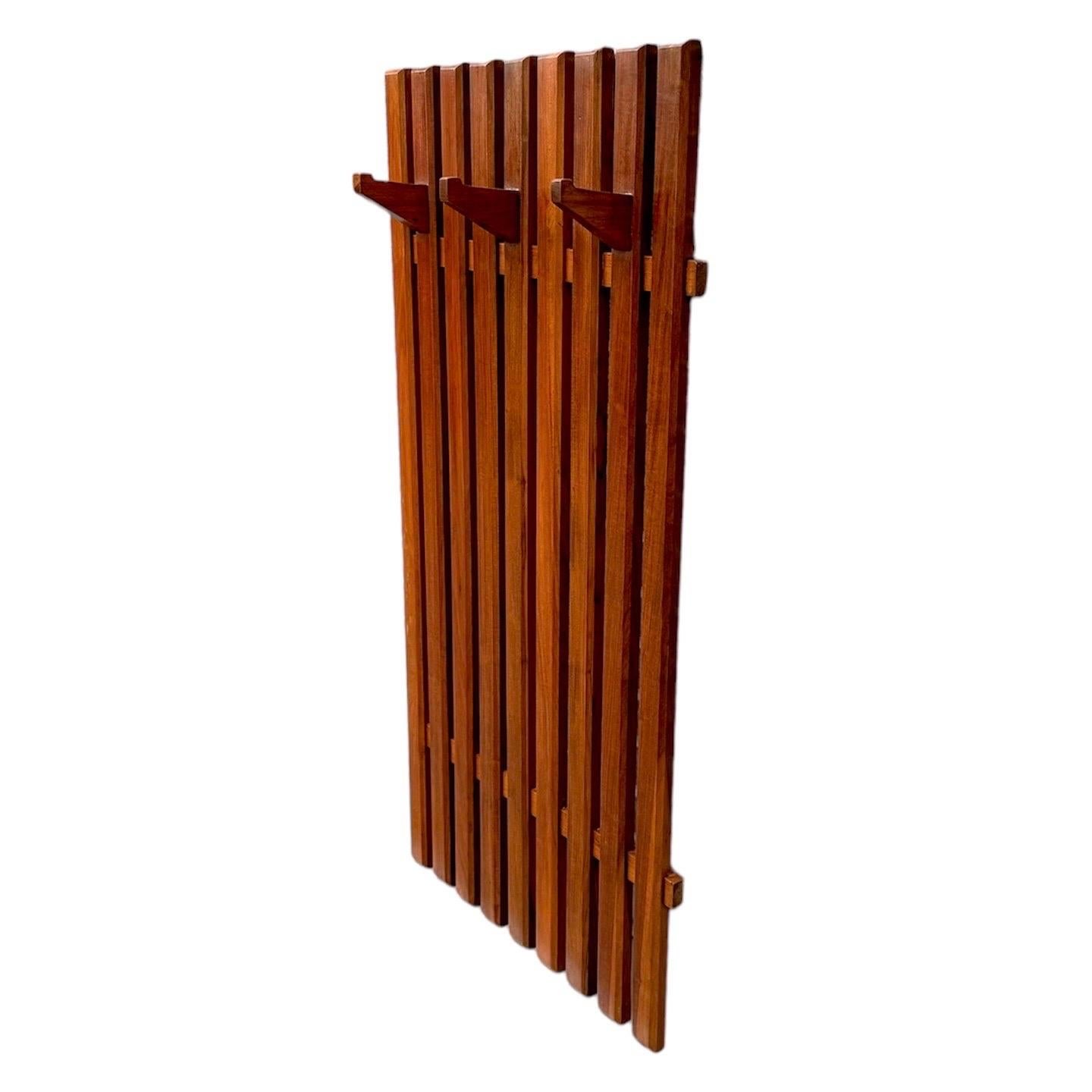 Interessante pannello in legno con un utile appendiabiti da installare all'ingresso della tua casa o della tua camera da letto.