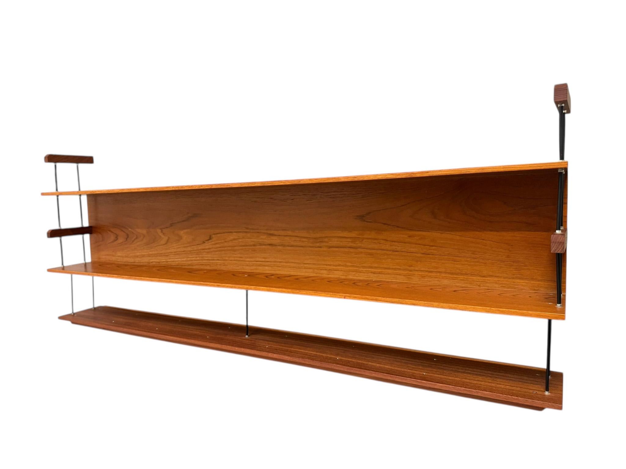 Splendida e rara mensola da parete in stile Mid-Century Modern.
Design di Walter Wirtz per Wilhelm Renz.
Un sorprendente design tedesco del 1960.
Legno di teak ben venato con elementi in gomma laccata nera.
Raro, perché non abbiamo mai visto questa