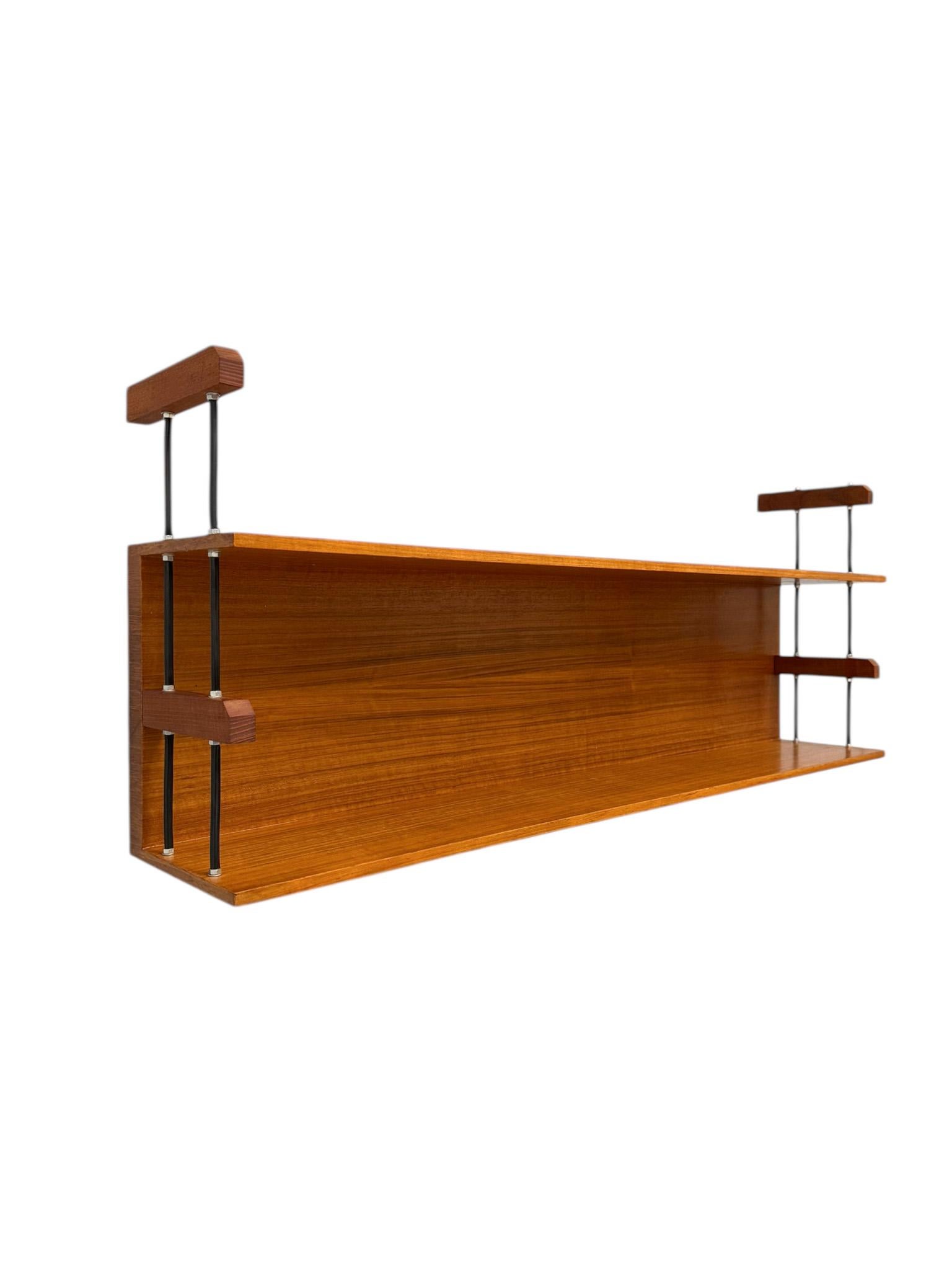 Splendida e rara mensola da parete in stile Mid-Century Modern.
Design di Walter Wirtz per Wilhelm Renz.
Un sorprendente design tedesco del 1960.
Legno di teak ben venato con elementi in gomma laccata nera.
Raro, perché non abbiamo mai visto questa