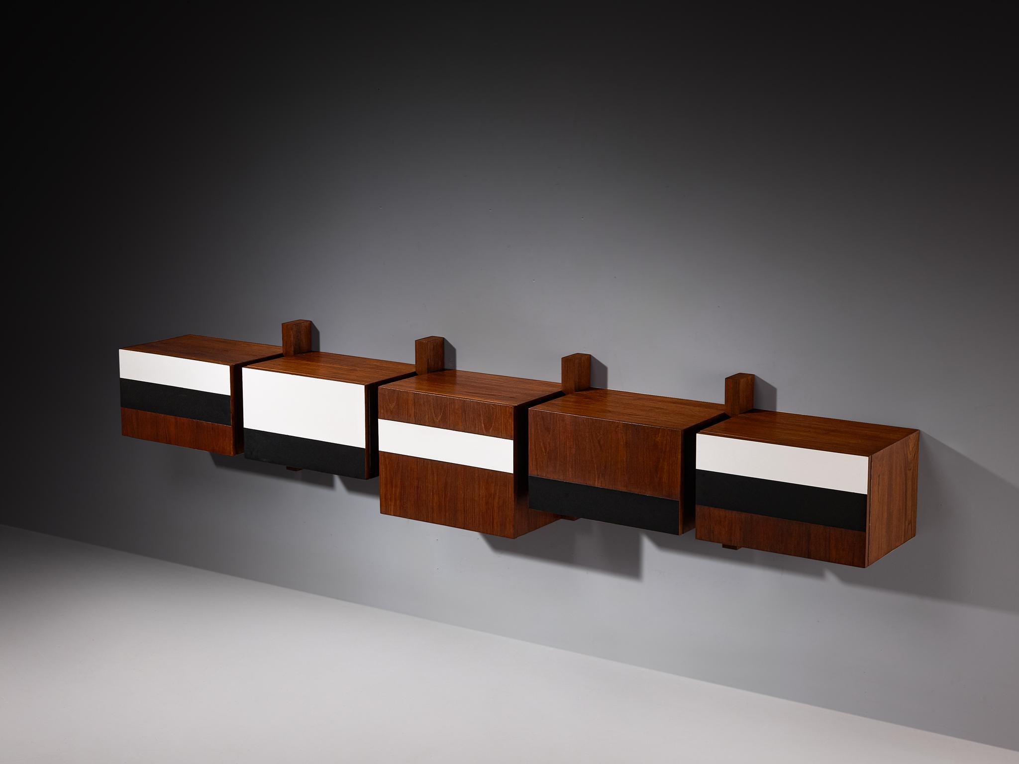 Credenza a muro, teak, laminato, Europa, anni '60

Il pezzo degli anni '60 è composto da cinque unità in teak allineate in una rigorosa formazione orizzontale, che conferisce al design una forte presenza lineare sulla parete. Ogni modulo è un