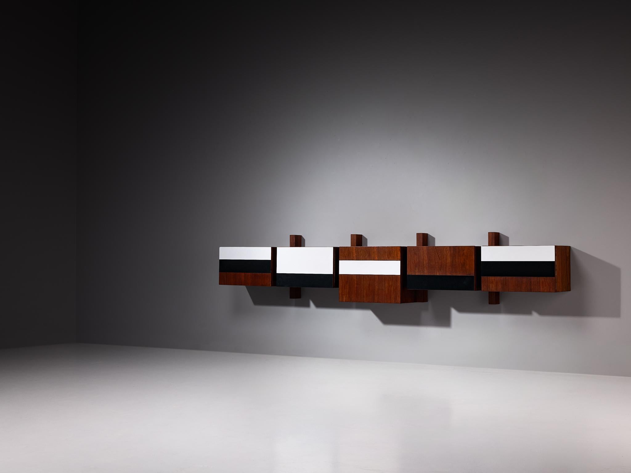 Metà XX secolo Credenza a muro moderna del Medioevo in teak in vendita