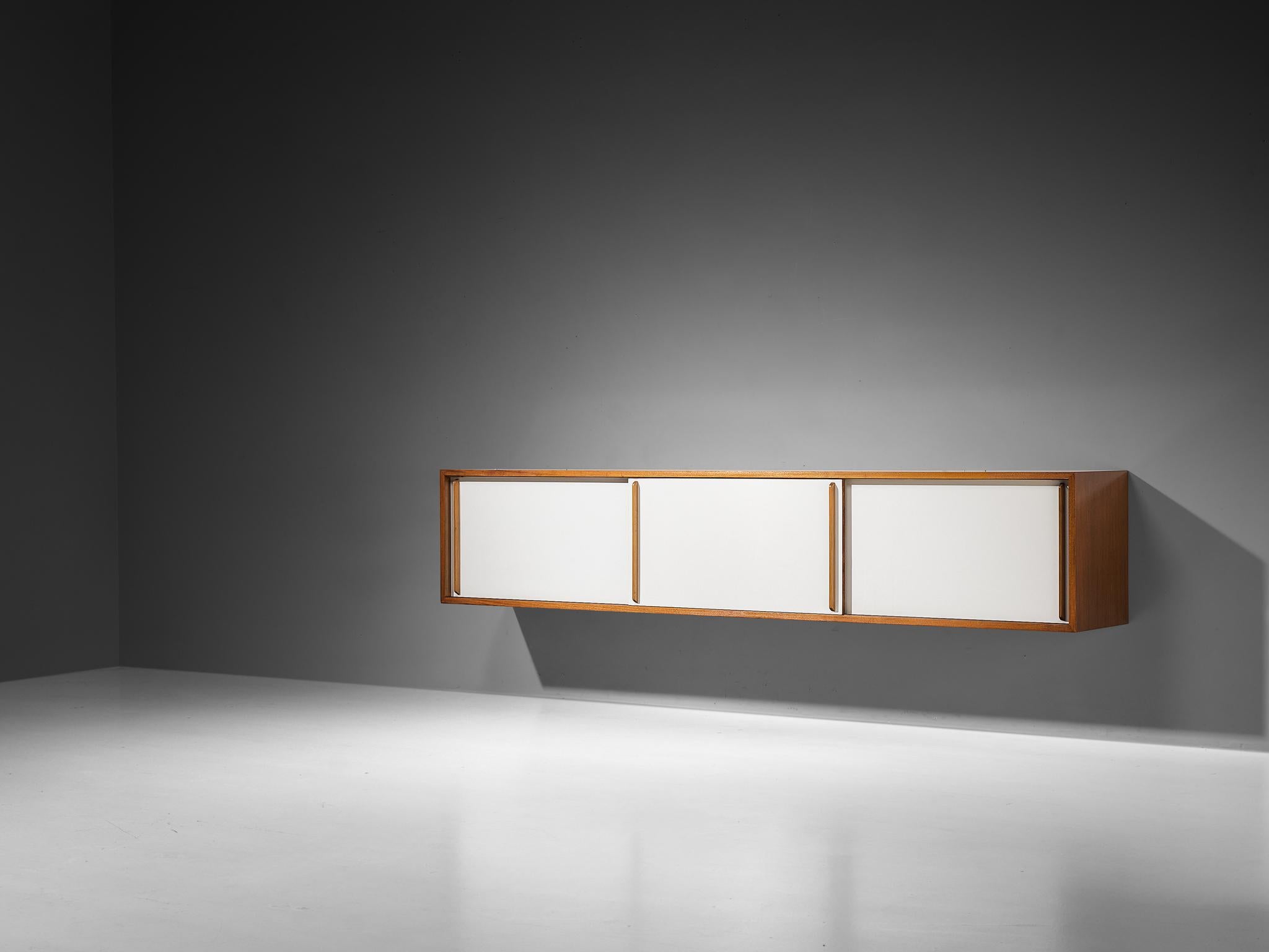 Mid-Century moderno Credenza a muro in noce con pannelli bianchi 1960s in vendita