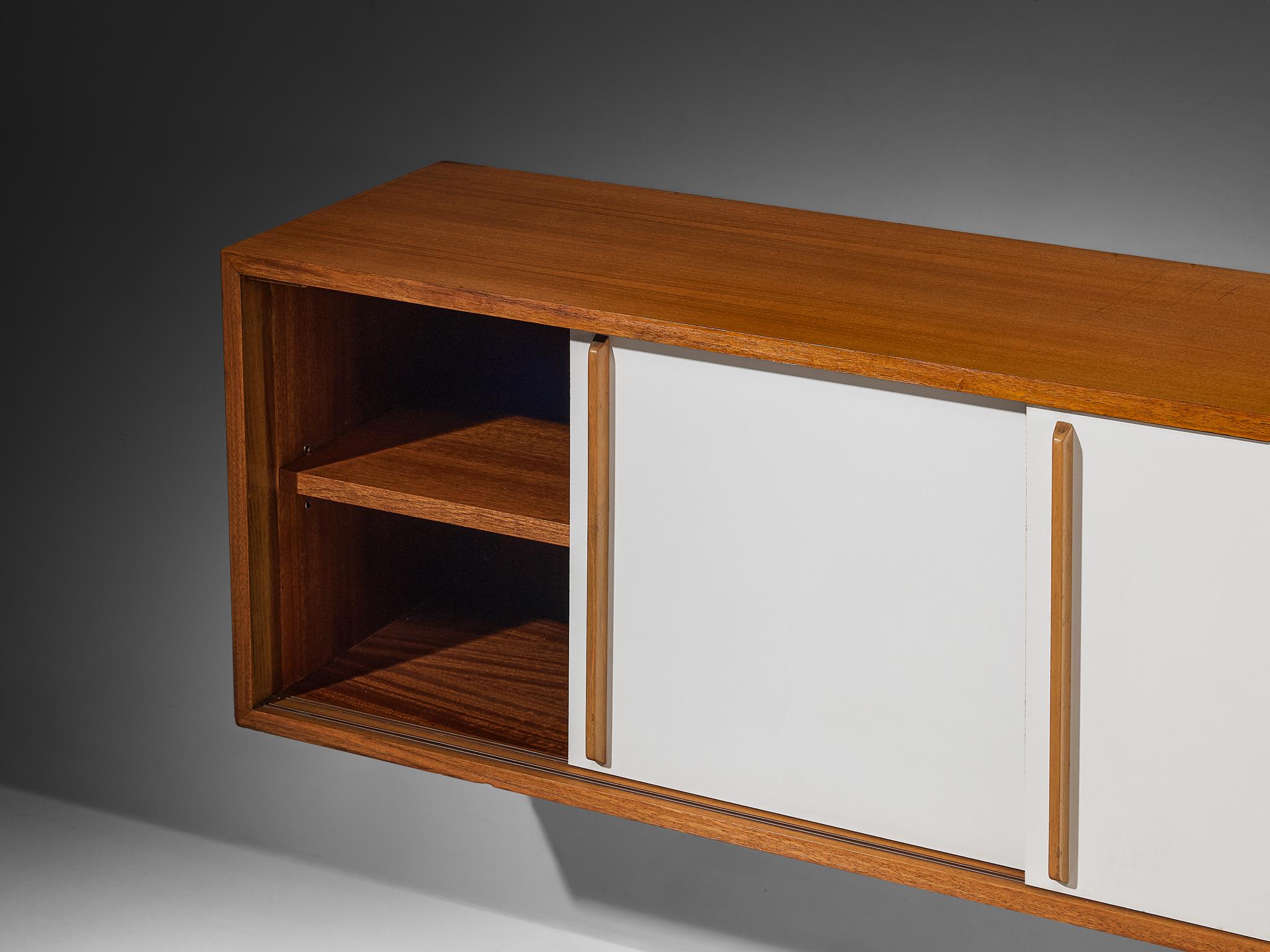 Credenza a muro in noce con pannelli bianchi 1960s In condizioni buone in vendita a Waalwijk, NL