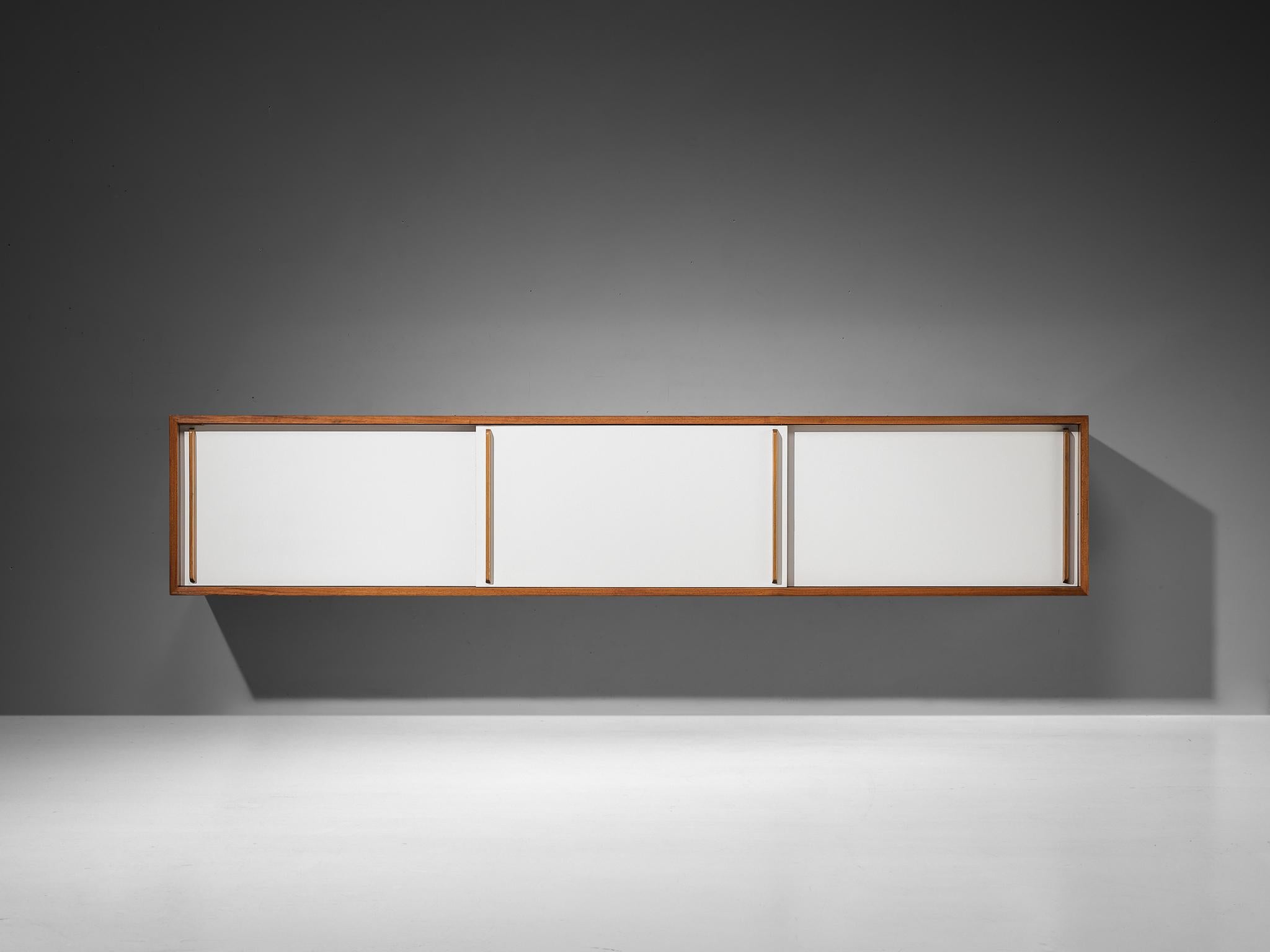 Metà XX secolo Credenza a muro in noce con pannelli bianchi 1960s in vendita