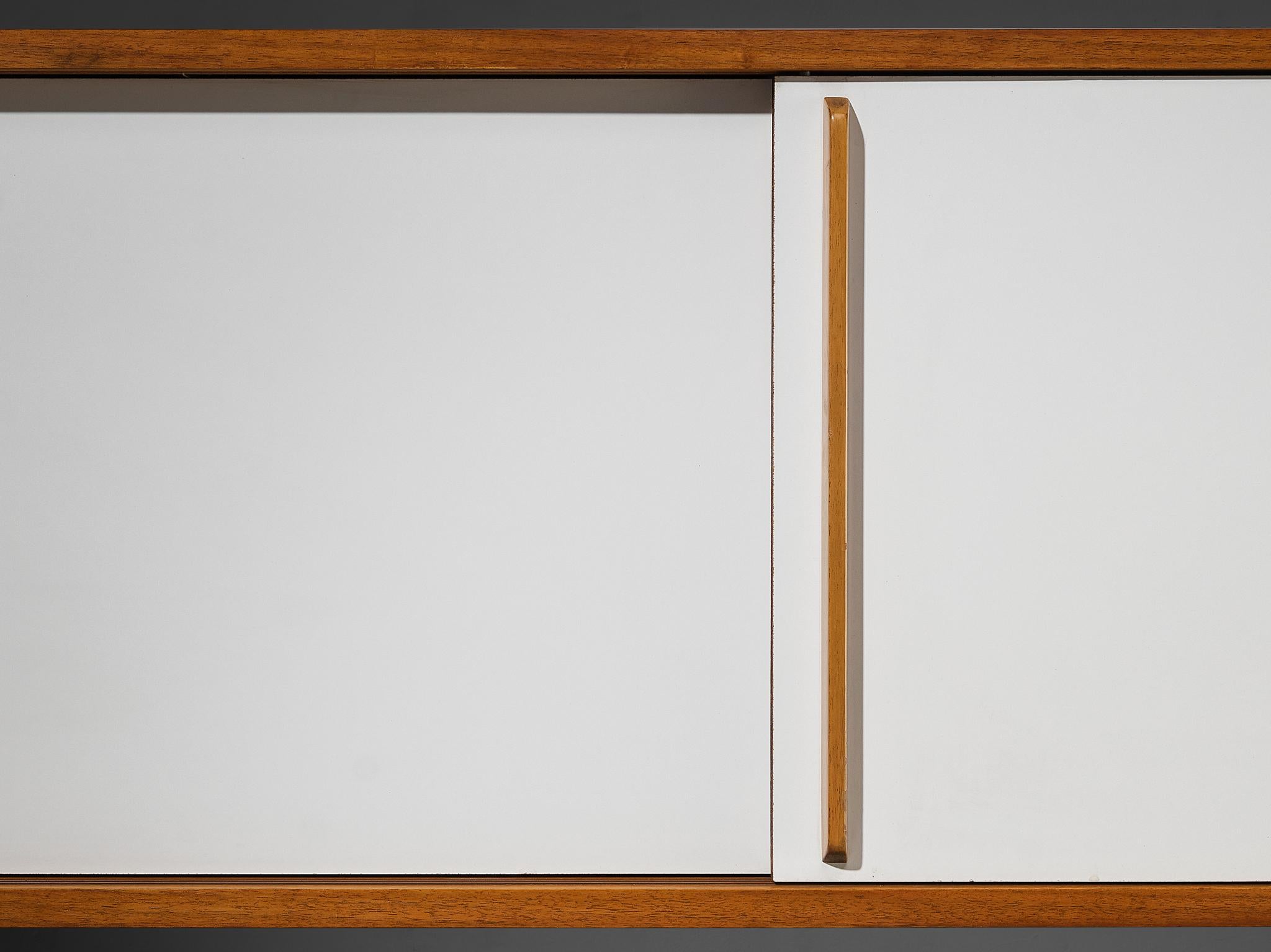 Laminato Credenza a muro in noce con pannelli bianchi 1960s in vendita