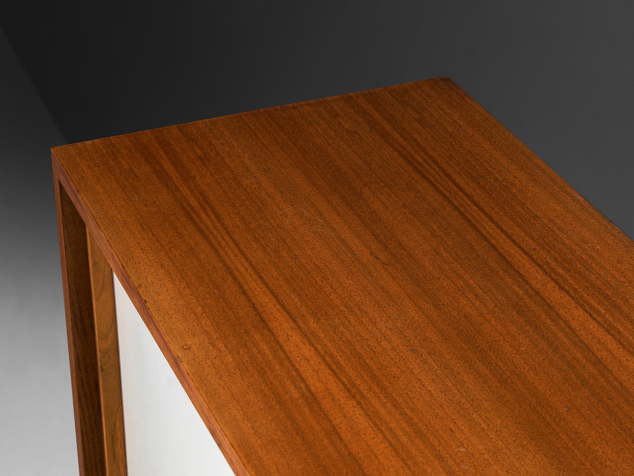 Credenza a muro in noce con pannelli bianchi 1960s in vendita 1