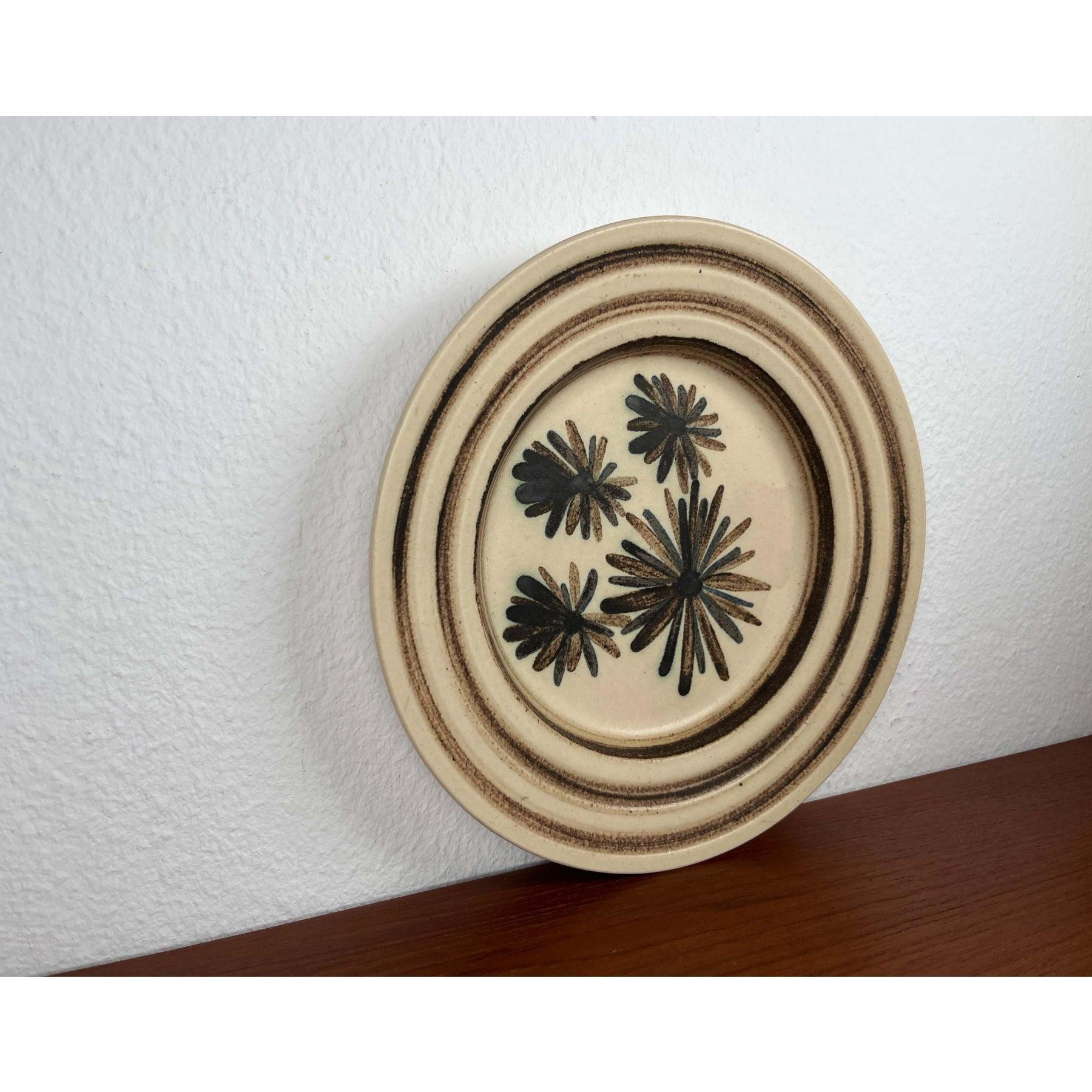 Mid-Century Modern Danish Studio Pottery Wall Plate with Flower Design from Mit Stoneware, 1960s, in Very Good conditions. Designed 1960 to 1969. This piece has an attribution mark.

Additional information:
Materials: Earthenware
Color: Beige
Style: