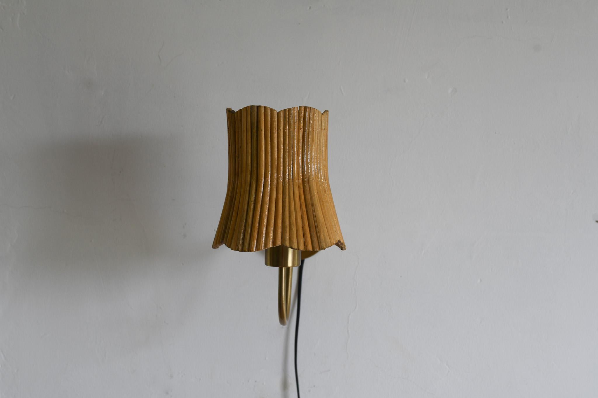 Mid century Modern Wall Sconce Lamp Floral Shape (Rattan) im Angebot