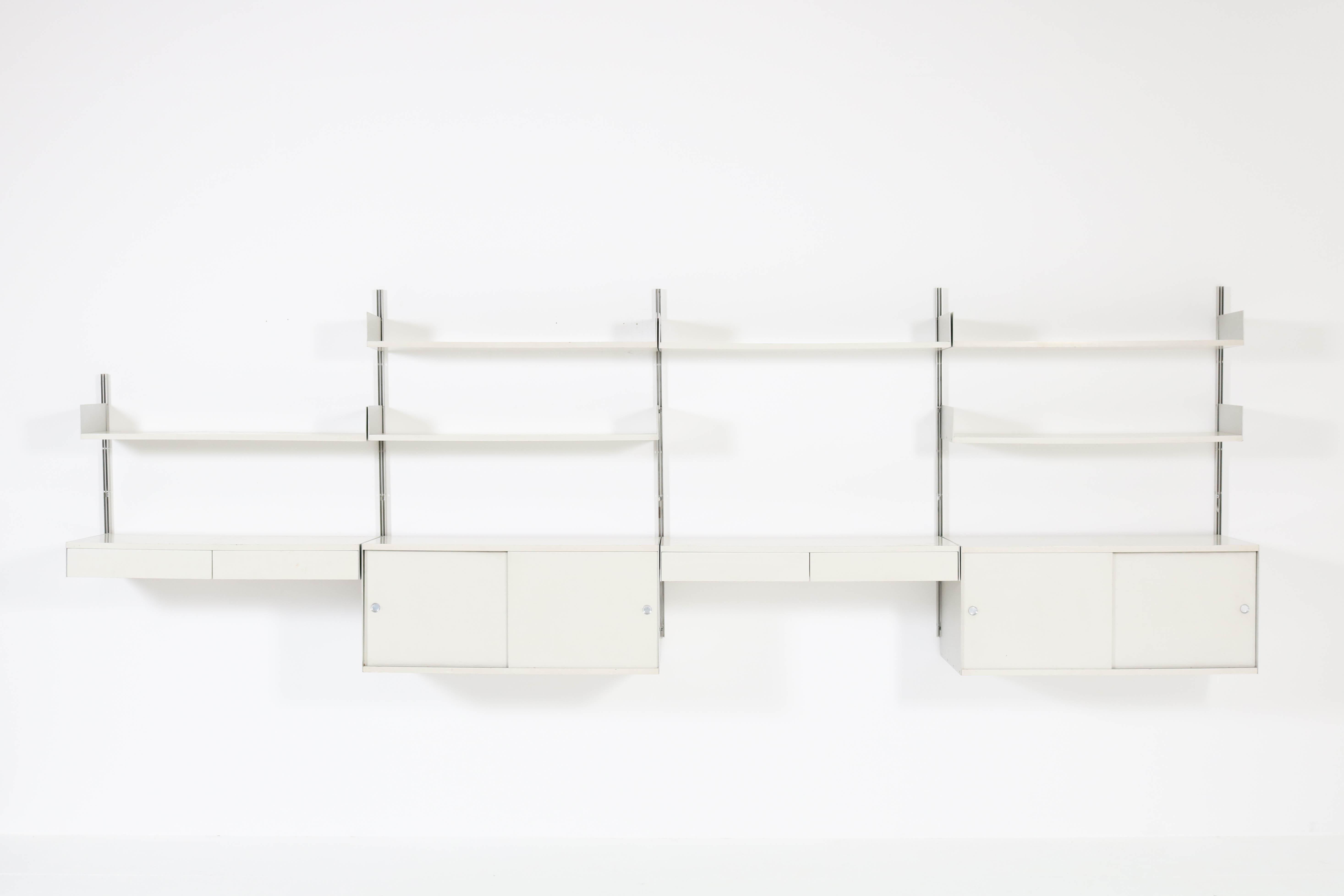 Wonderful and elegant Mid-Century Modern modular wall shelving unit.
Design by Dieter Rams for Vitsoe.
Striking German design from the 1960s.
Aluminum with lacquered plywood.
In good original condition with minor wear consistent with age and