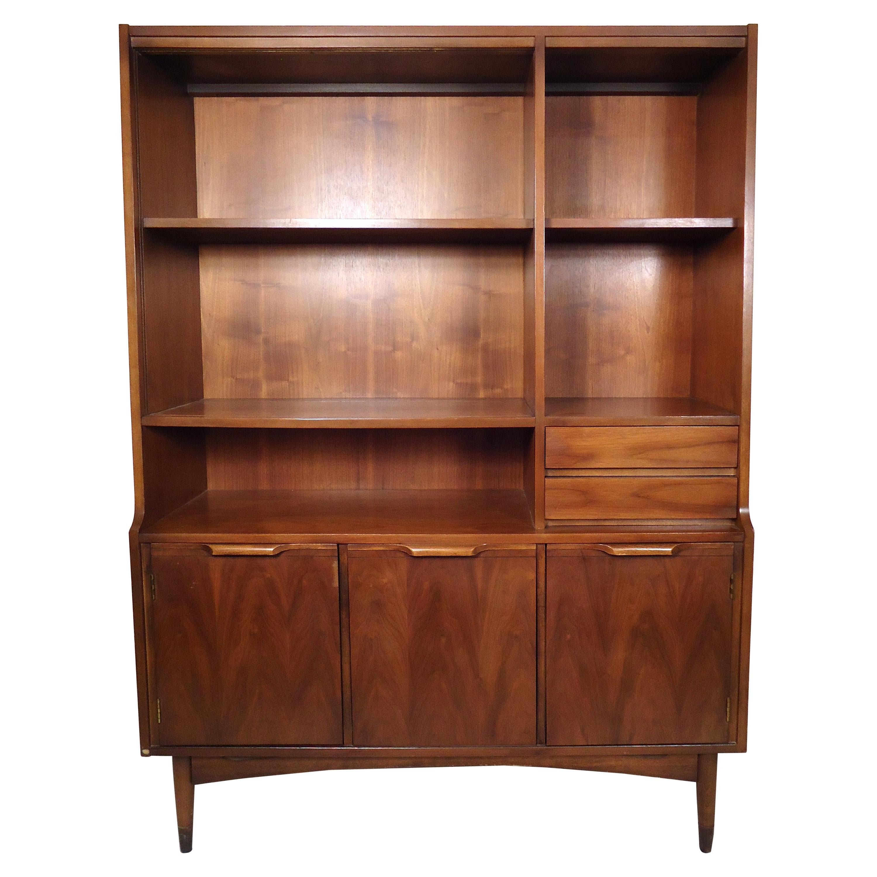 Vintage modern credenza and hutch on top. Lovely walnut grain throughout with sculpted handles. Great for an office or living room.

(Please confirm item location - NY or NJ - with dealer).
     