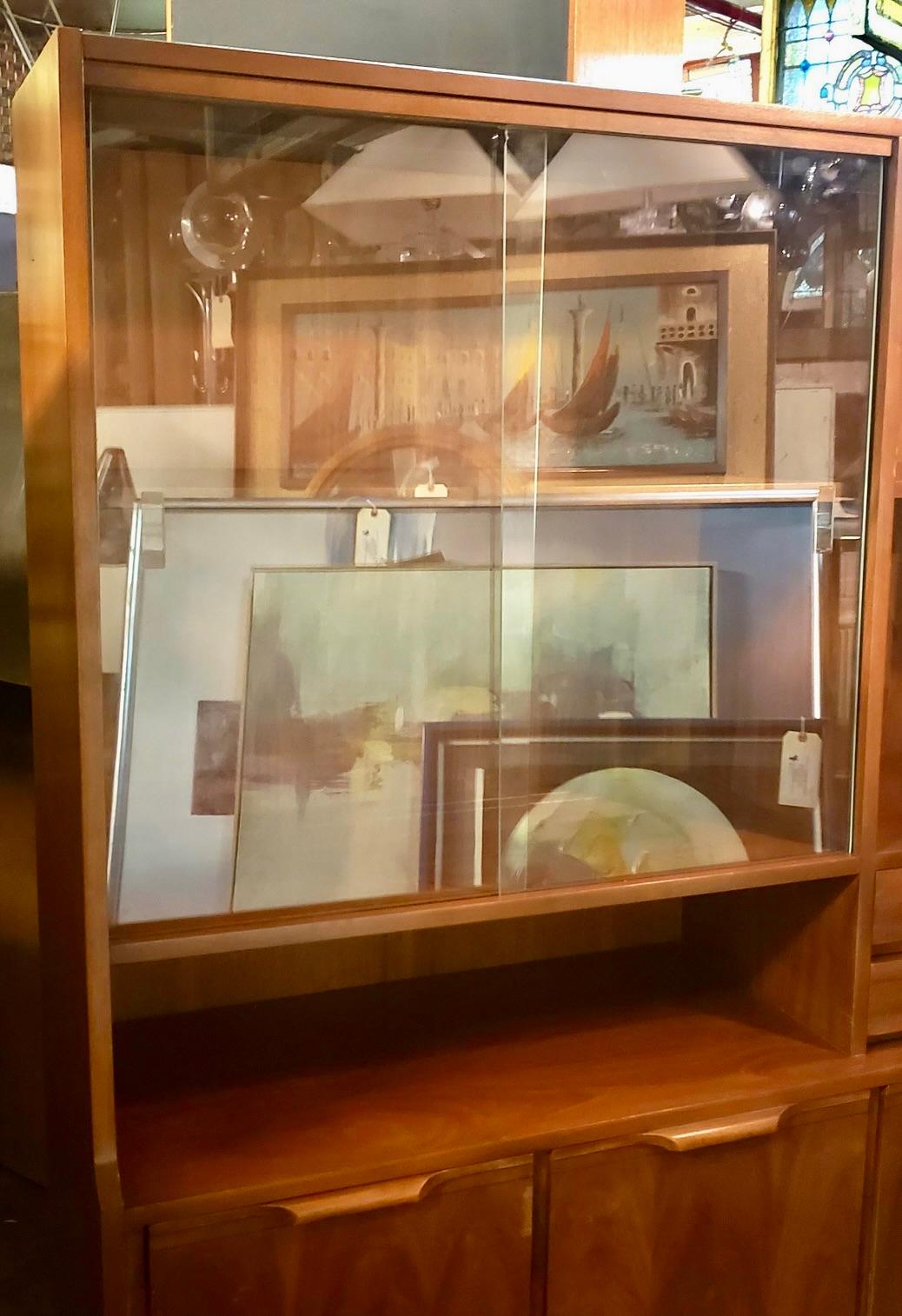 Vintage modern credenza and hutch on top. Lovely walnut grain throughout with sculpted handles. Great for an office or living room.

(Please confirm item location - NY or NJ - with dealer).
     