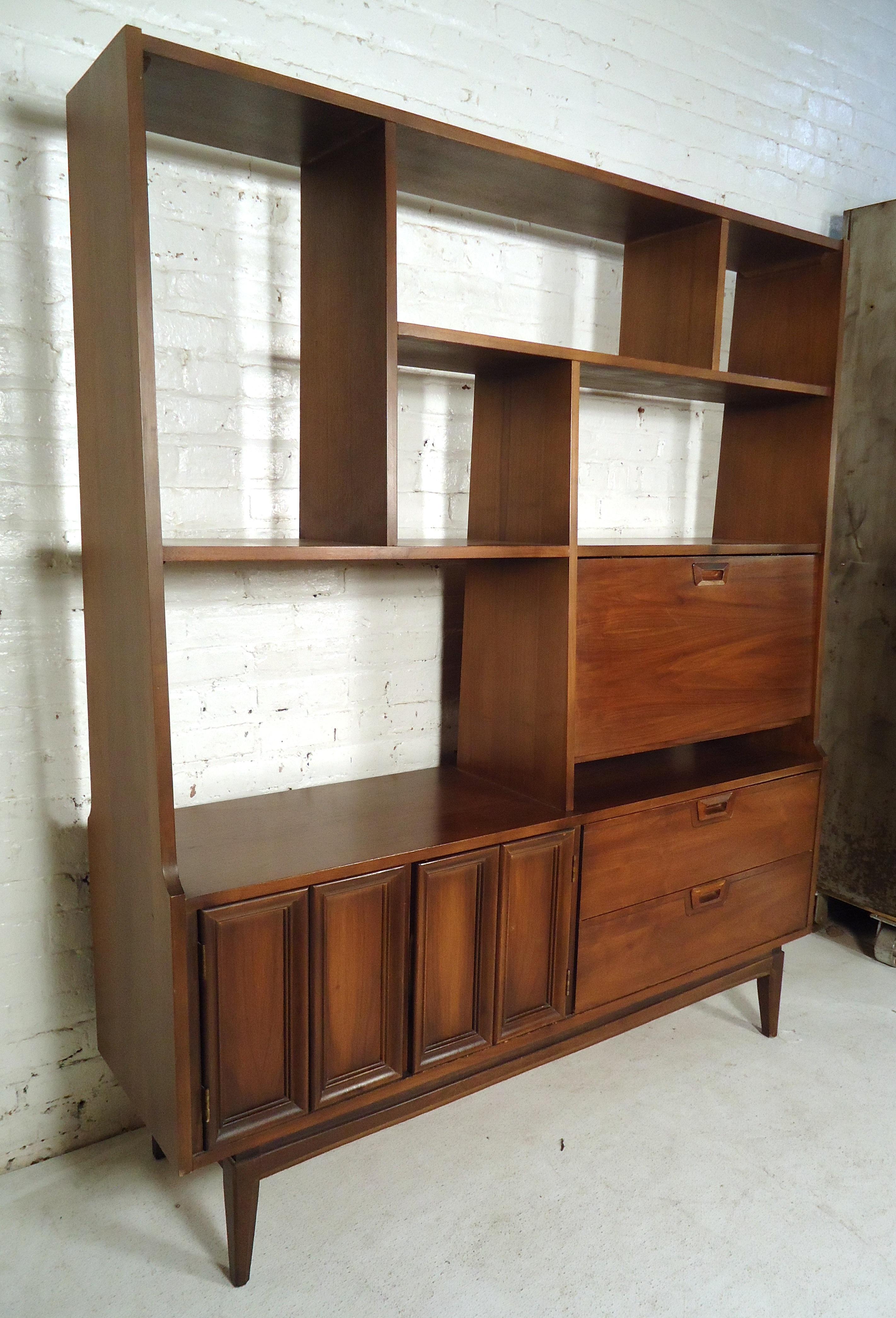 Mid-Century Modern Wall Unit  In Good Condition In Brooklyn, NY