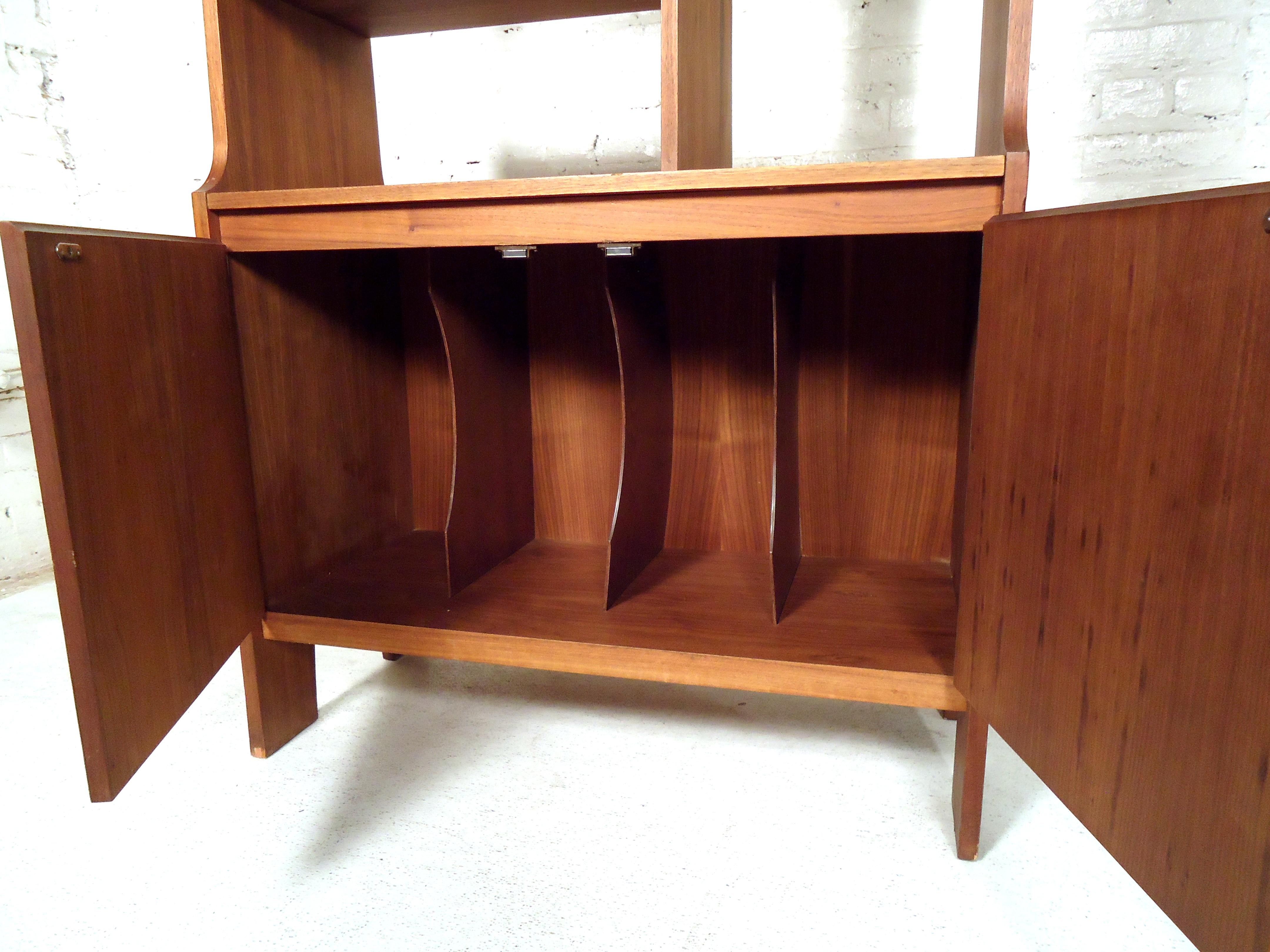 Mid-Century Modern Wall Unit In Good Condition In Brooklyn, NY