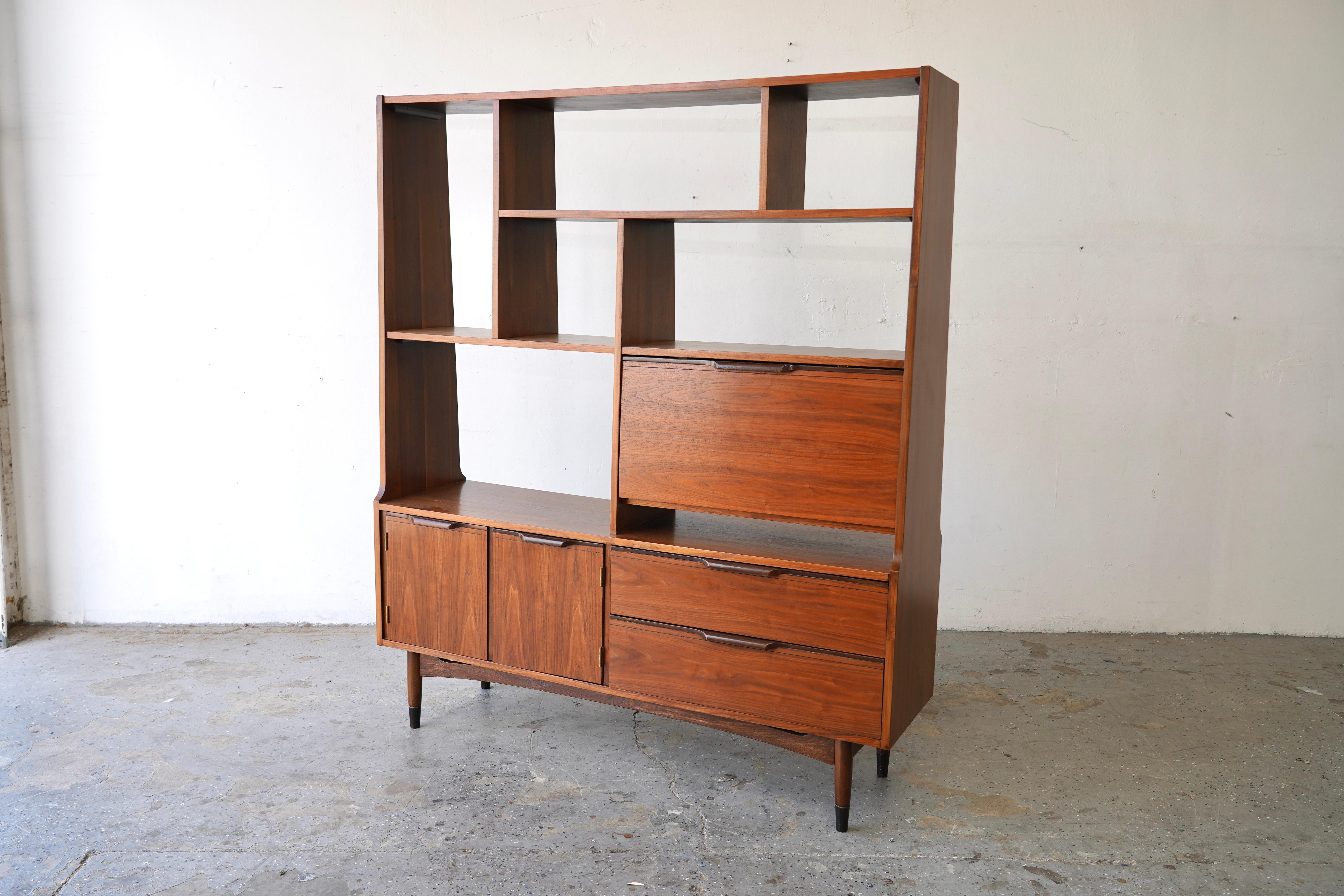 Mid-Century Modern Wall Unit / Hutch / Room Divider/ Dry Bar
Feast your eyes on this versatile Mid-Century Modern wall unit / RoomDivider, which seamlessly combines functionality with timeless design. This exquisite piece offers exceptional storage