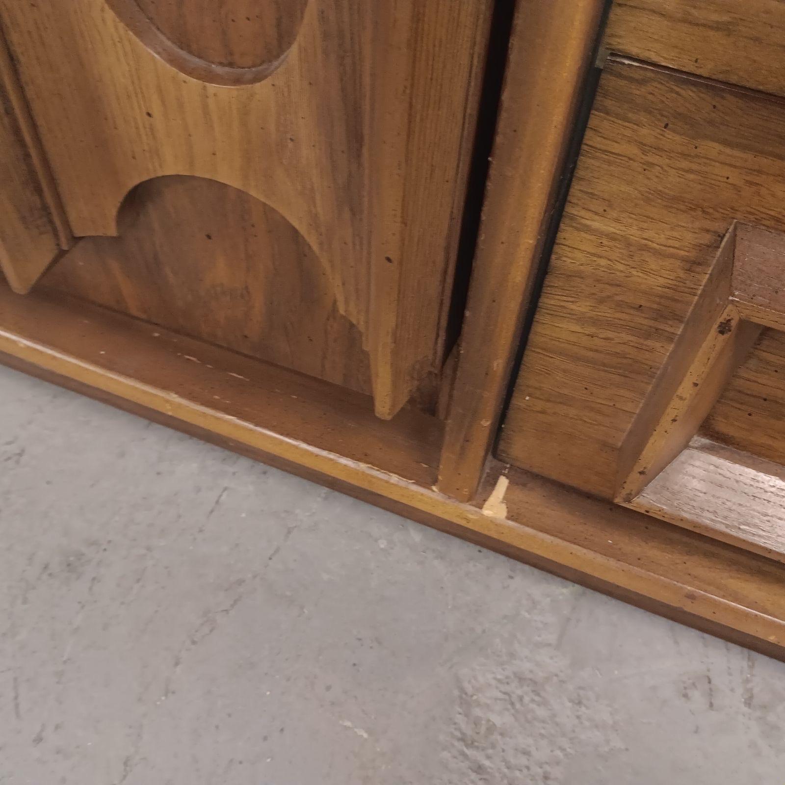 Mid Century Modern Walnut 2 Door Credenza/Sideboard by Bassett ' Prestige ' For Sale 4