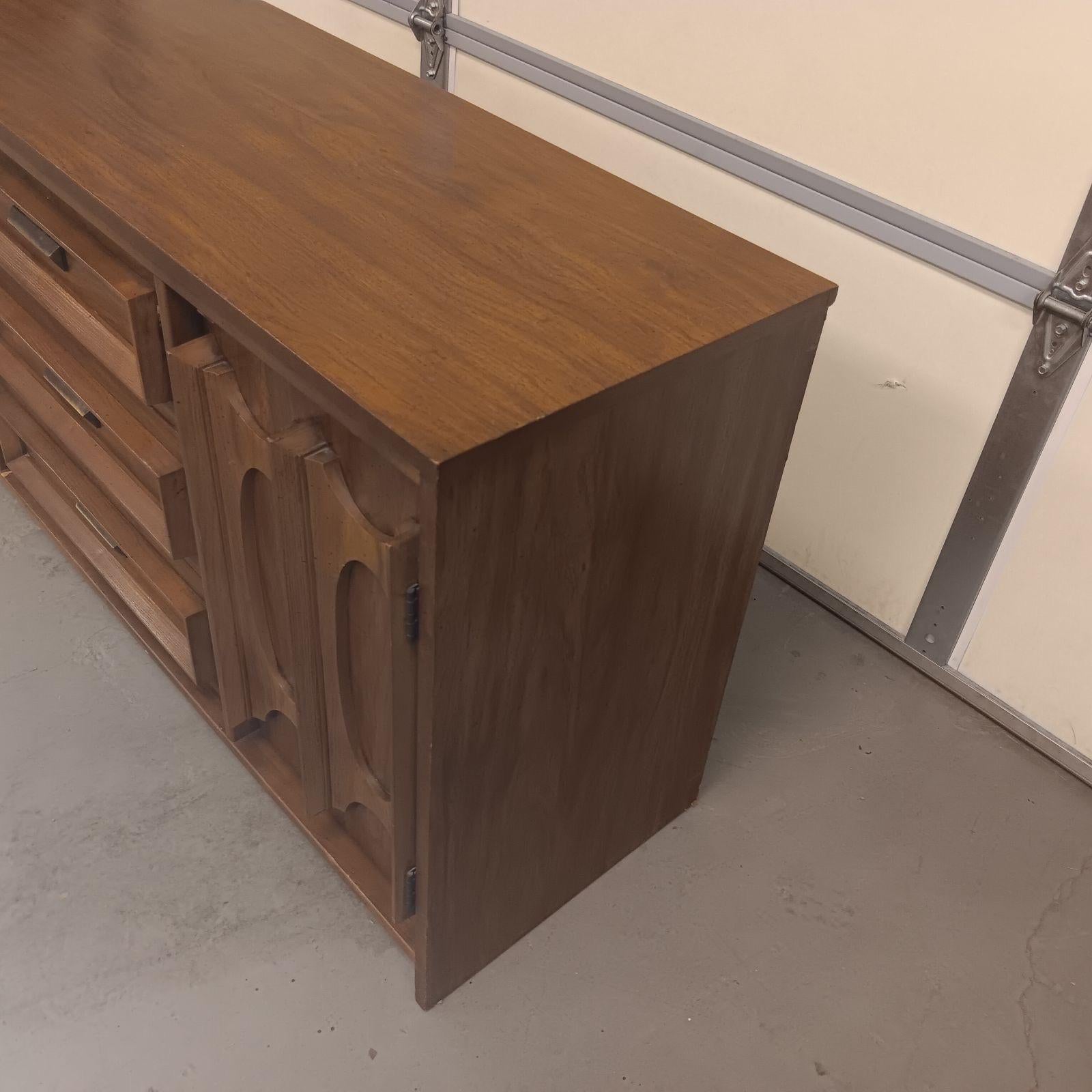 Mid Century Modern Walnut 2 Door Credenza/Sideboard by Bassett ' Prestige ' For Sale 9