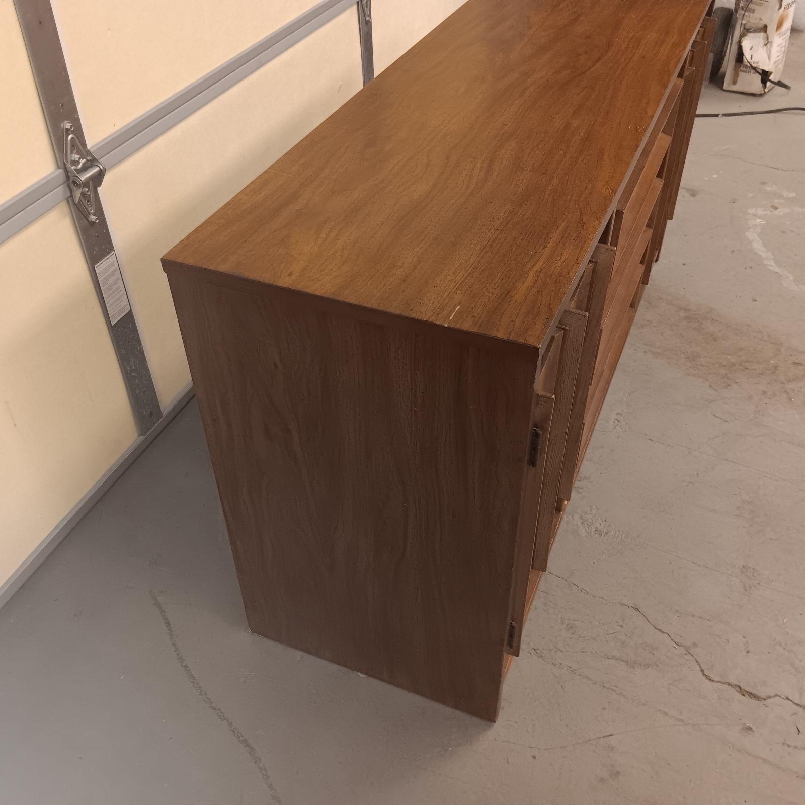 Mid Century Modern Walnut 2 Door Credenza/Sideboard by Bassett ' Prestige ' For Sale 10