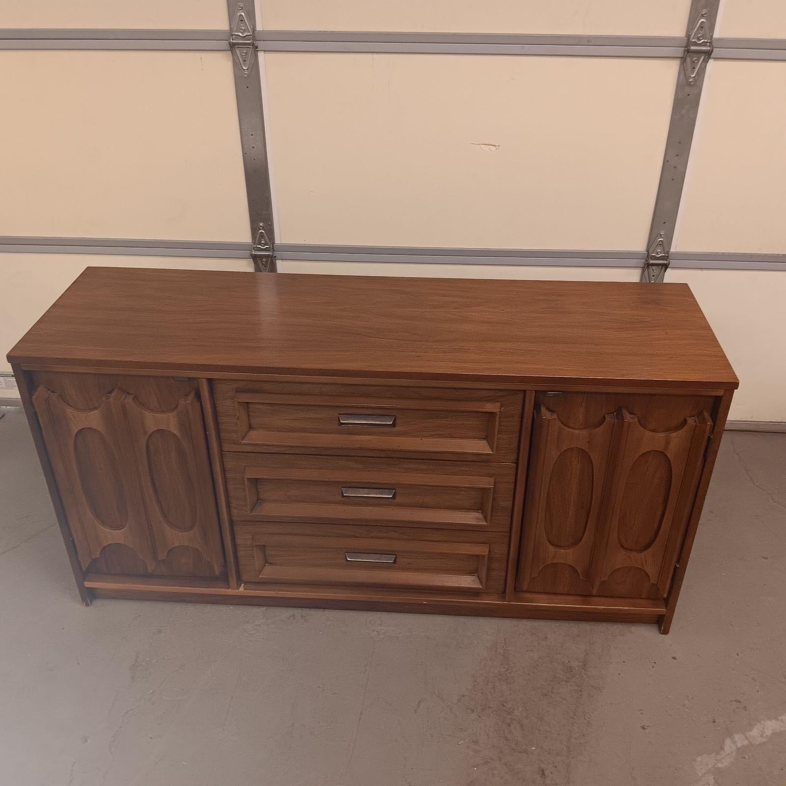 Mid Century Modern Walnut 2 Door Credenza/Sideboard by Bassett

Offered is a beautiful Mid-Century Modern Walnut Credenza/Sideboard with ample storage space, which was designed by Bassett as part of their Prestige line. The piece is highly