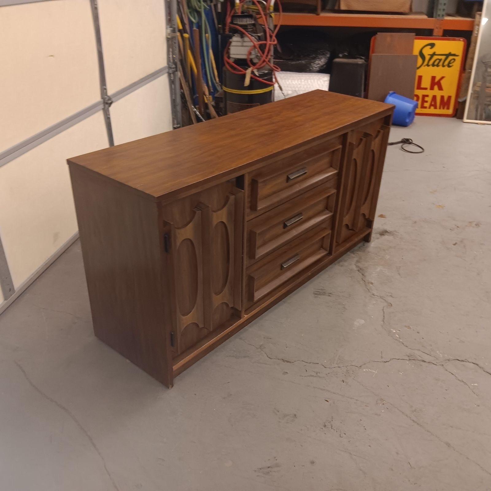 Mid Century Modern Walnut 2 Door Credenza/Sideboard by Bassett ' Prestige ' In Good Condition For Sale In Wilmington, DE