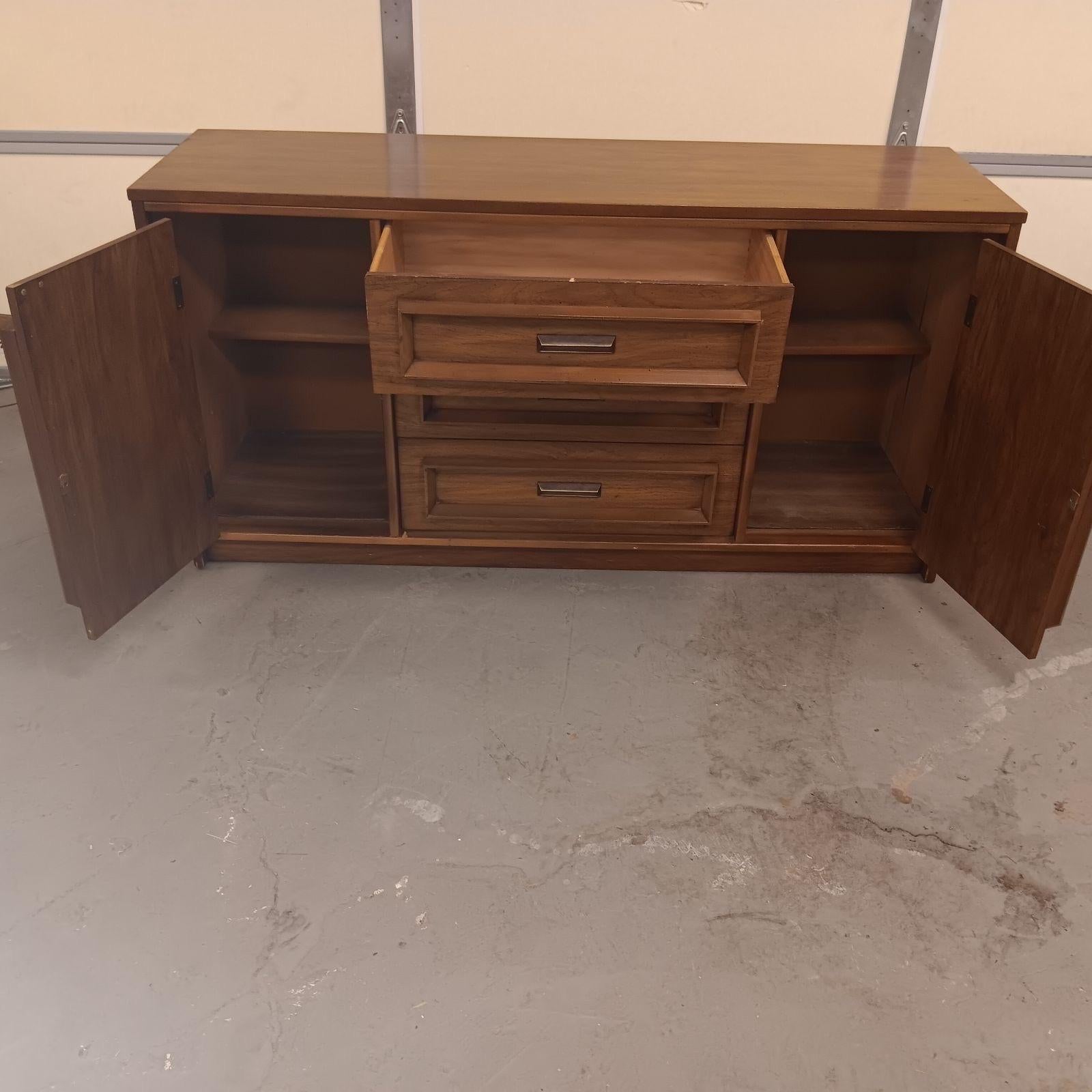Mid Century Modern Walnut 2 Door Credenza/Sideboard by Bassett ' Prestige ' For Sale 2