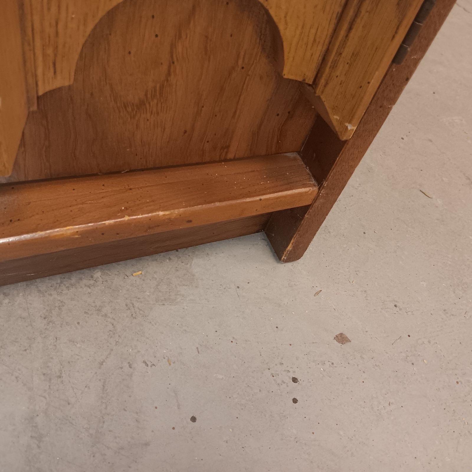 Mid Century Modern Walnut 2 Door Credenza/Sideboard by Bassett ' Prestige ' For Sale 3