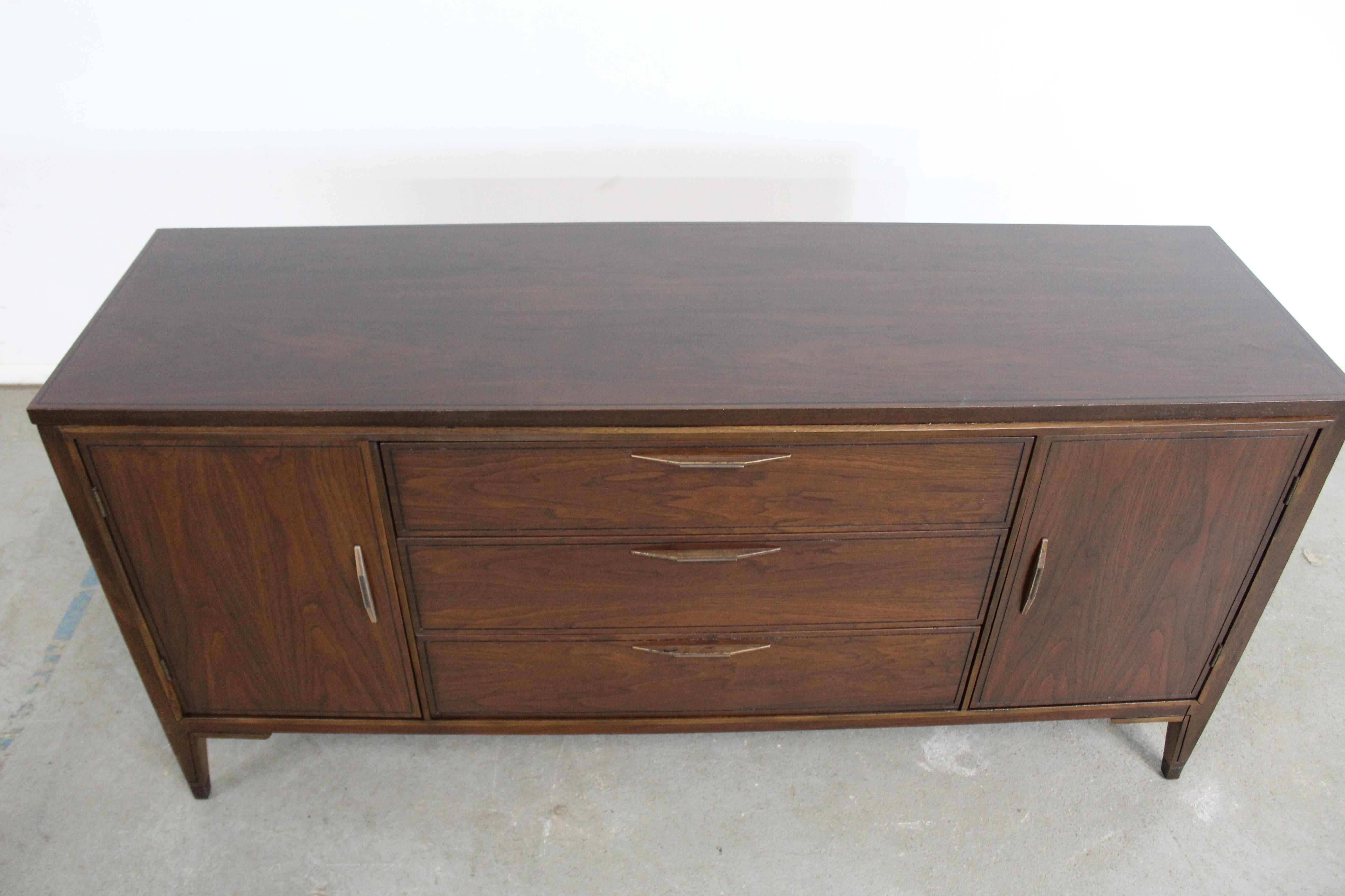 Mid Century Modern Nussbaum 2-türige Anrichte/Sideboard von Broyhill (amerikanisch) im Angebot