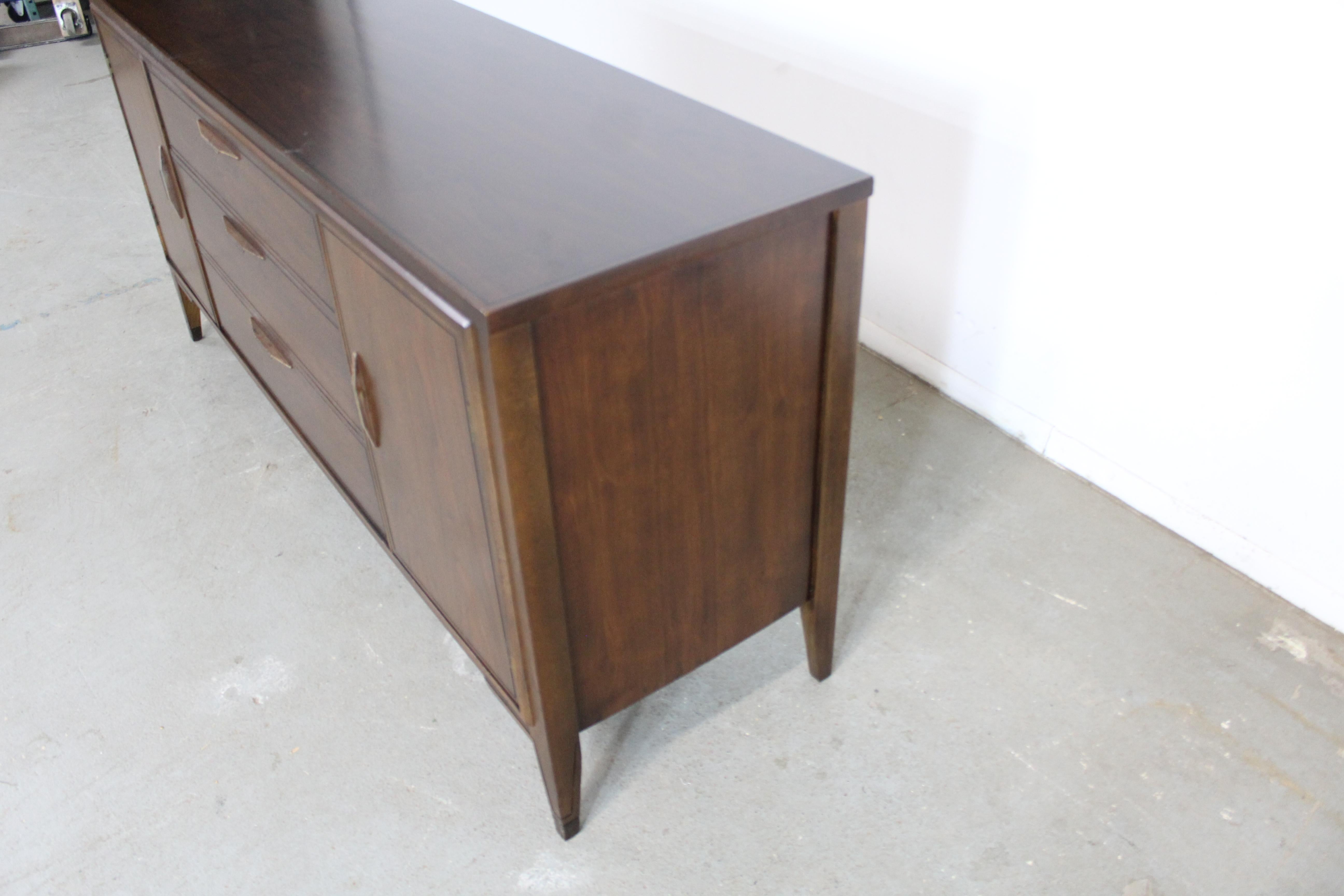 Mid Century Modern Walnut 2 Door Credenza/Sideboard by Broyhill In Good Condition For Sale In Wilmington, DE