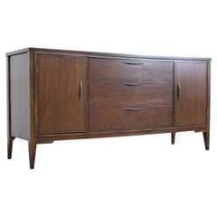 Retro Mid Century Modern Walnut 2 Door Credenza/Sideboard by Broyhill