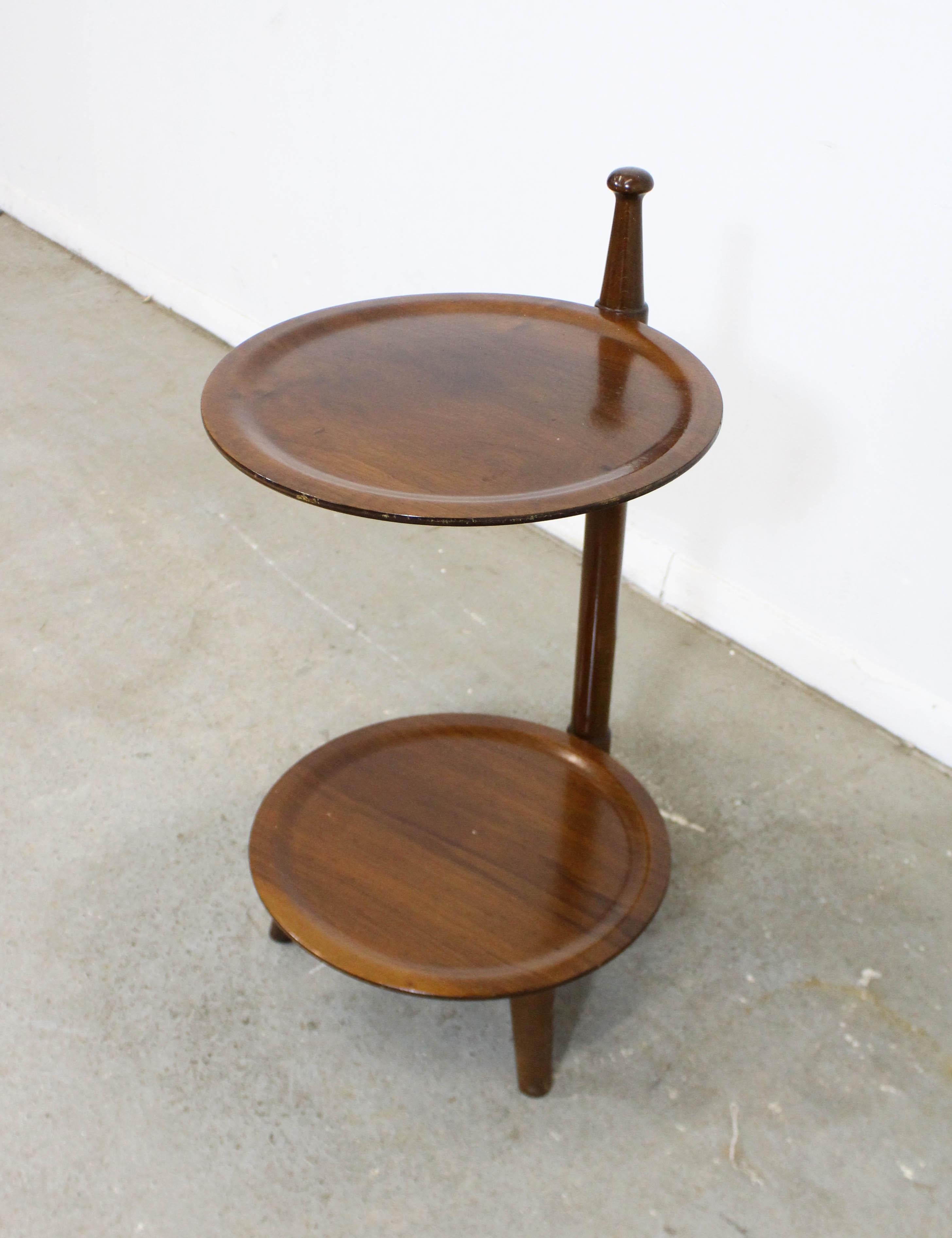 Mid-Century Modern Walnut 2-Tier Plant Stand End Table In Good Condition In Wilmington, DE