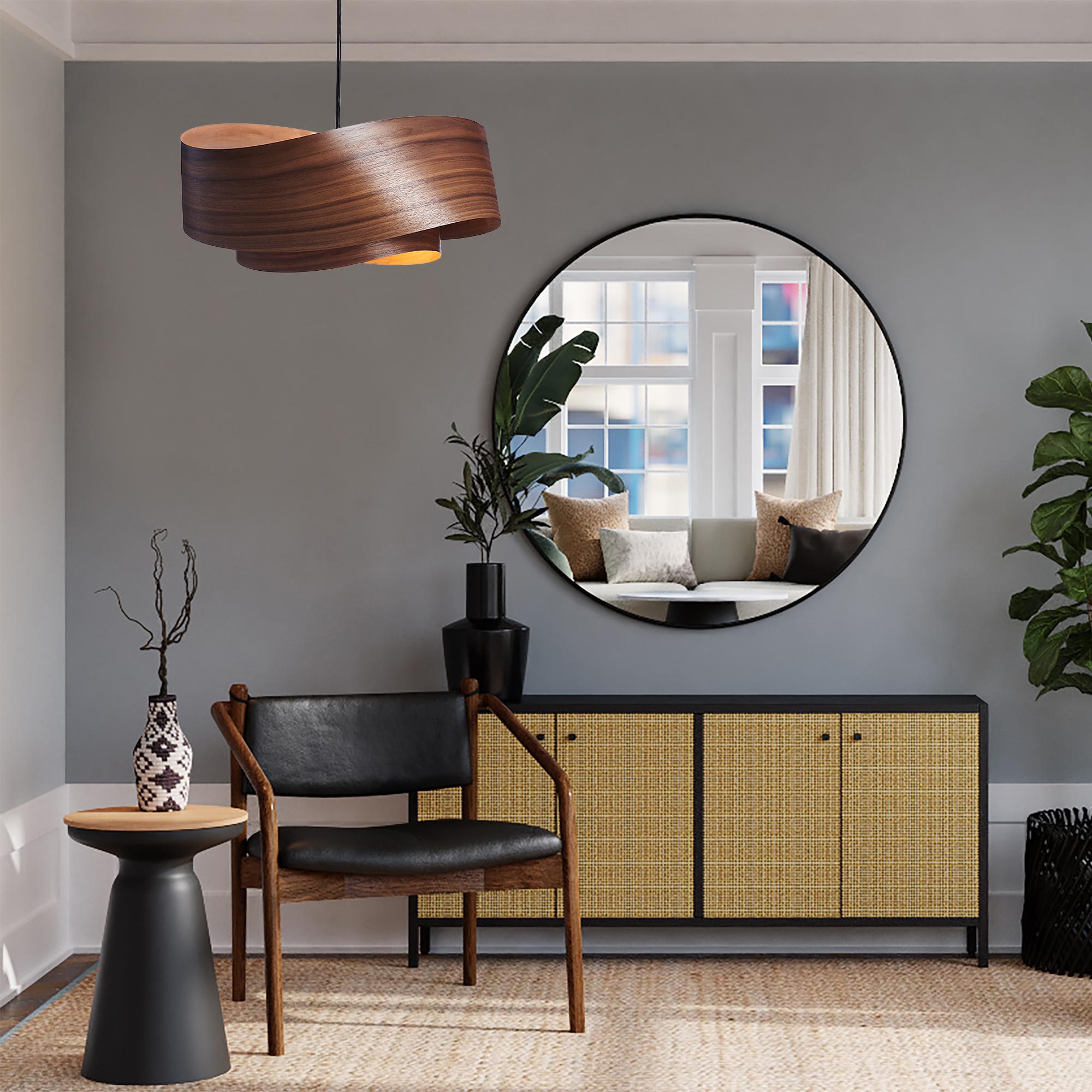 Aggiungi un tocco di eleganza organica alla tua casa con questo splendido lampadario a sospensione in legno di noce della metà del secolo scorso. Ispirata al design moderno danese, la sua silhouette minimalista e le calde tonalità del legno creano
