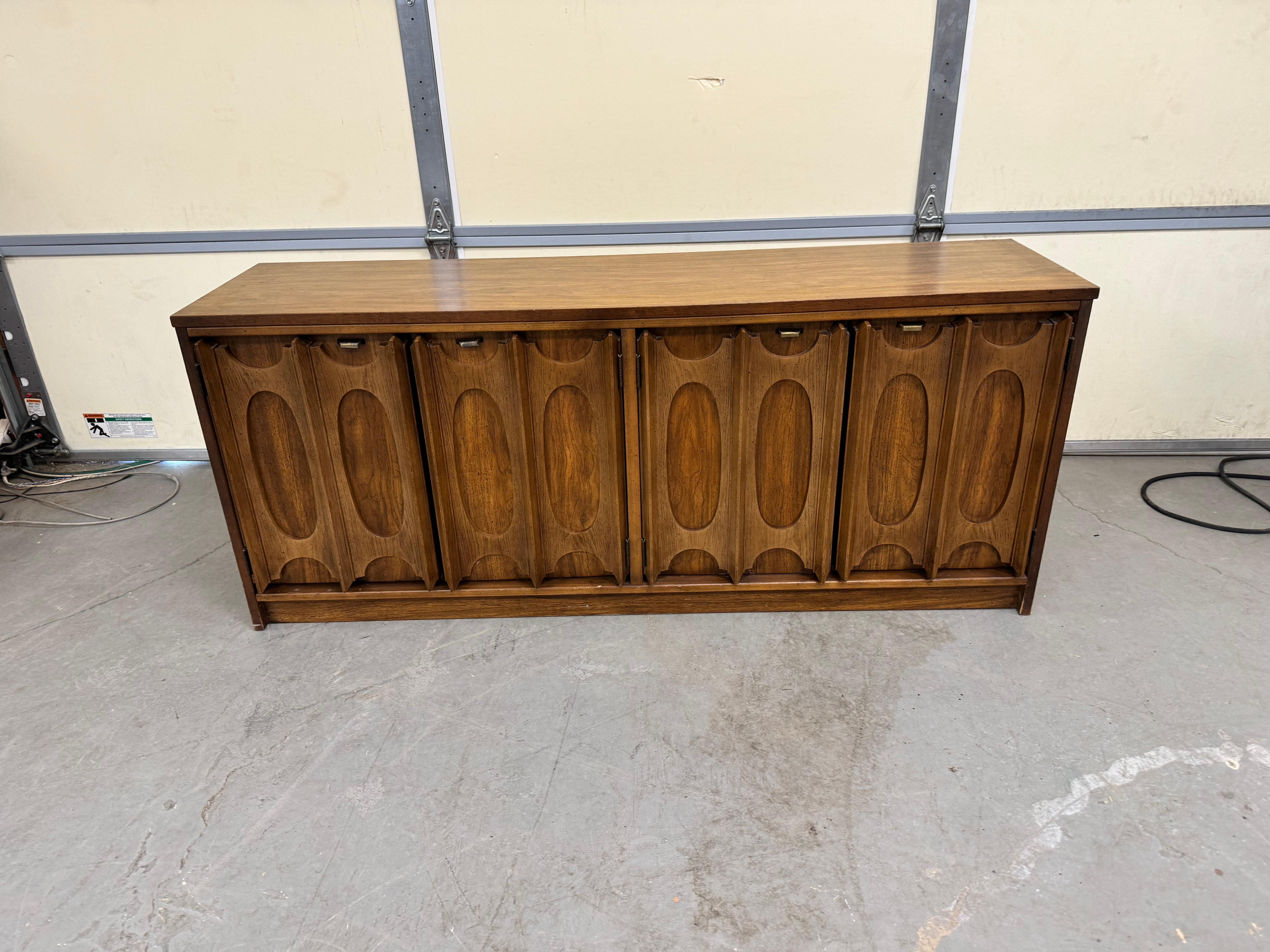 Mid Century Modern Walnut 3 Door Credenza/Sideboard by Bassett

Offered is a beautiful Mid-Century Modern Walnut Credenza/Sideboard with ample storage space, which was designed by Bassett as part of their Prestige line. The piece is highly