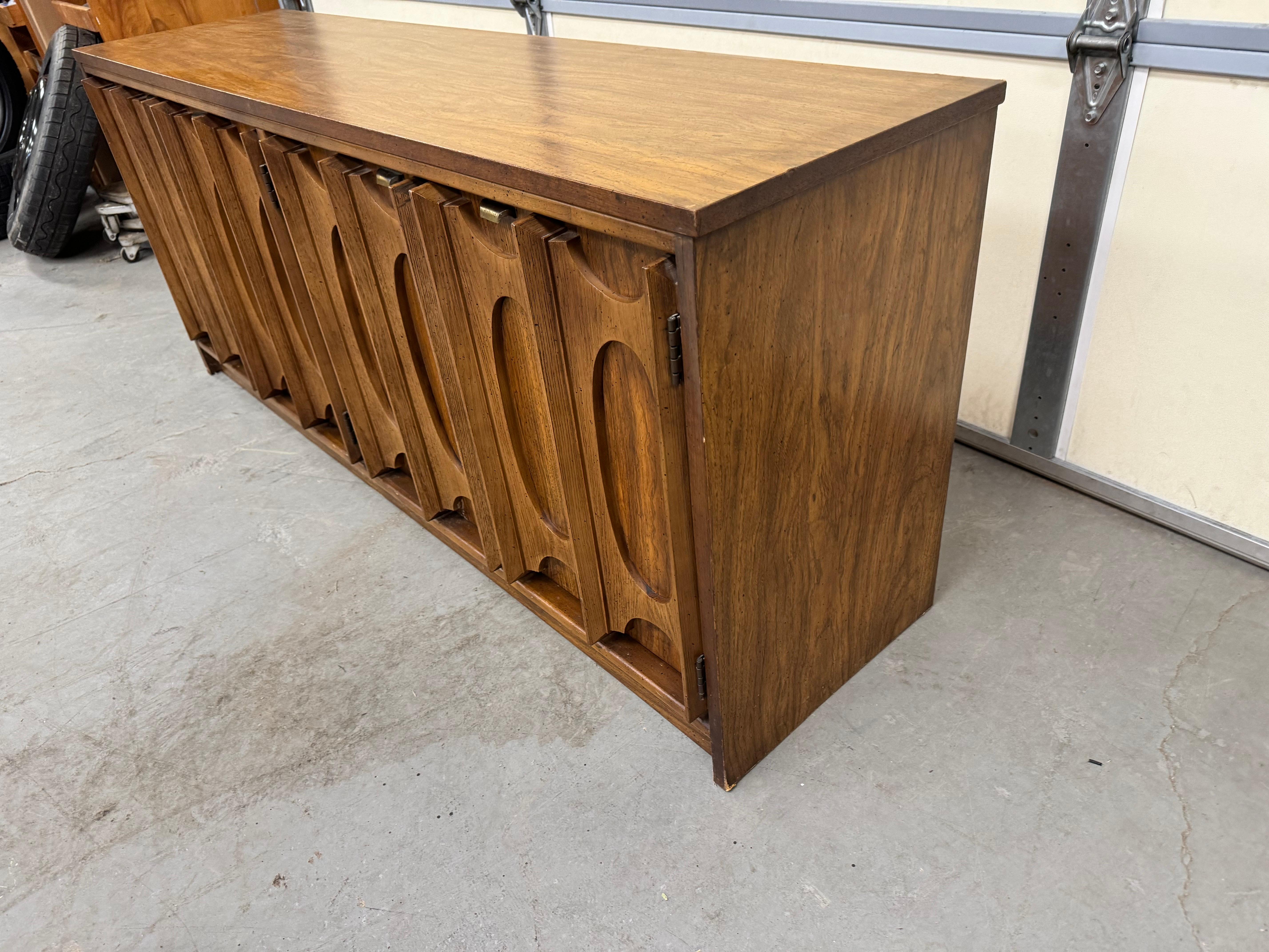 Mid Century Modern Walnut 3 Door Credenza/Sideboard by Bassett ' Prestige ' In Good Condition In Wilmington, DE