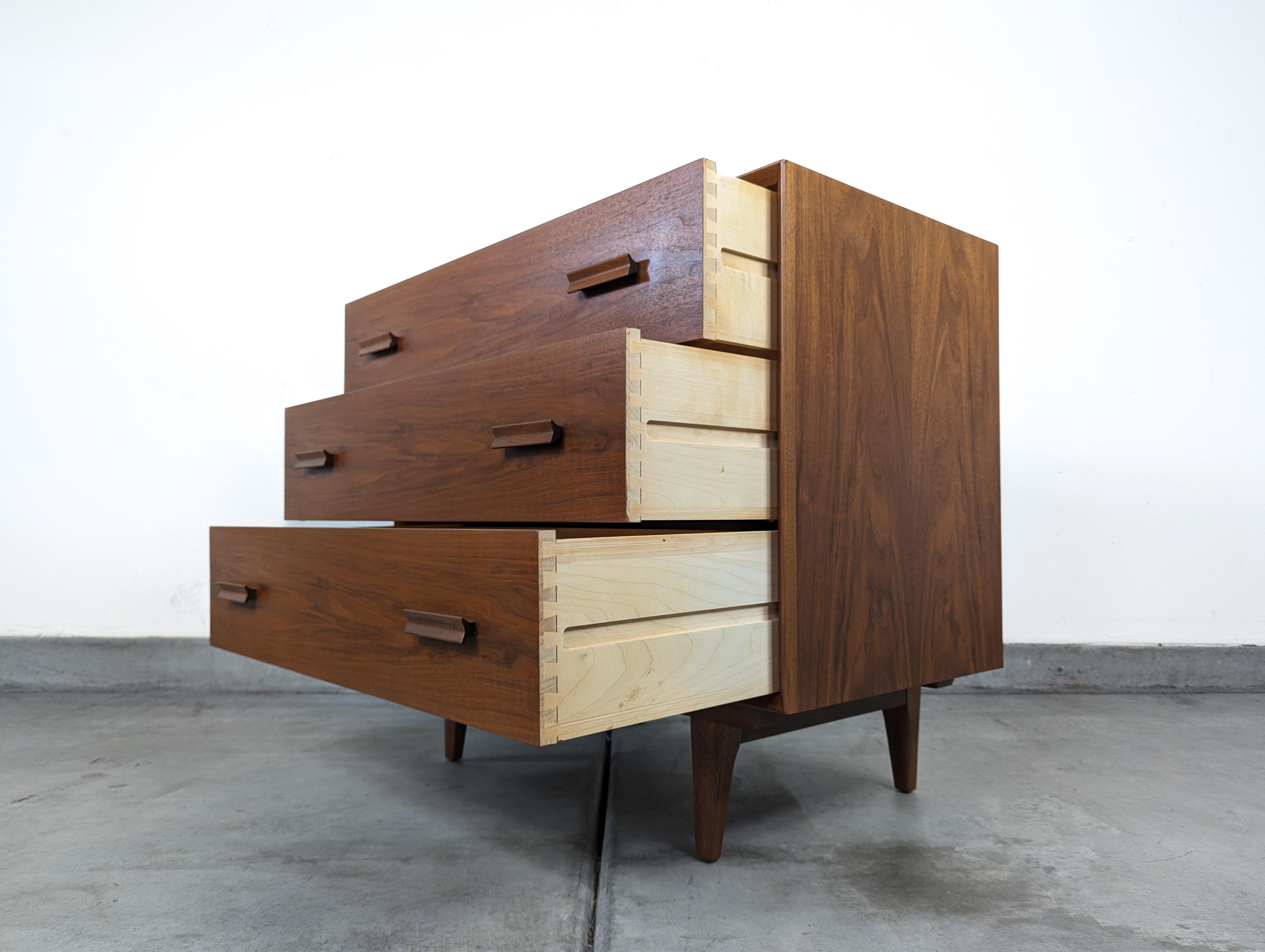 Mid Century Modern Walnut 3 Drawer Chest/Dresser, c1960s In Excellent Condition For Sale In Chino Hills, CA