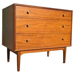 Commode 3 tiroirs en noyer moderne du milieu du siècle par Kipp Stewart pour Drexel, c1960s