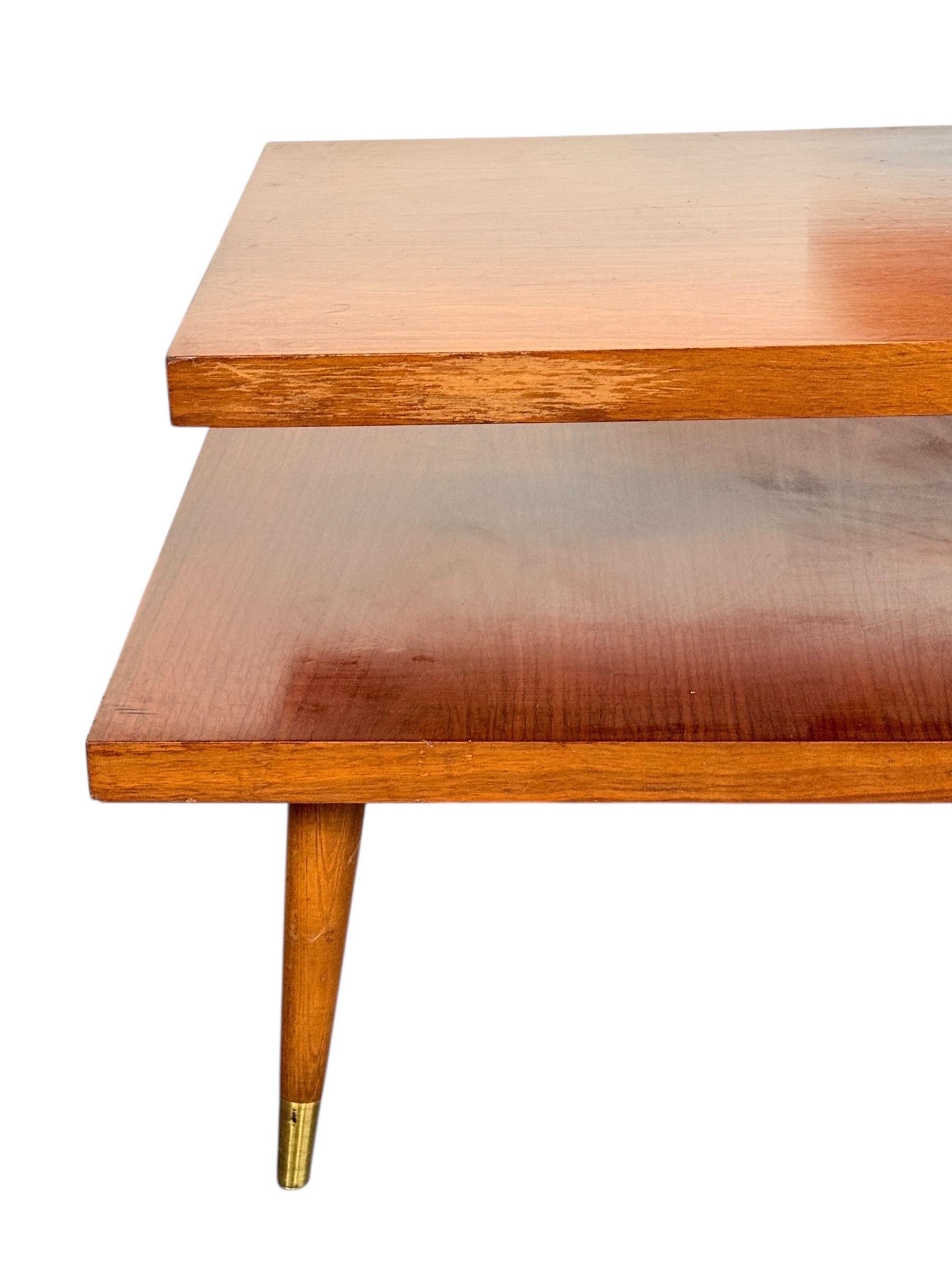 Table d'appoint à 3 niveaux en noyer, moderne du milieu du siècle, avec pieds fuselés en laiton en vente 4