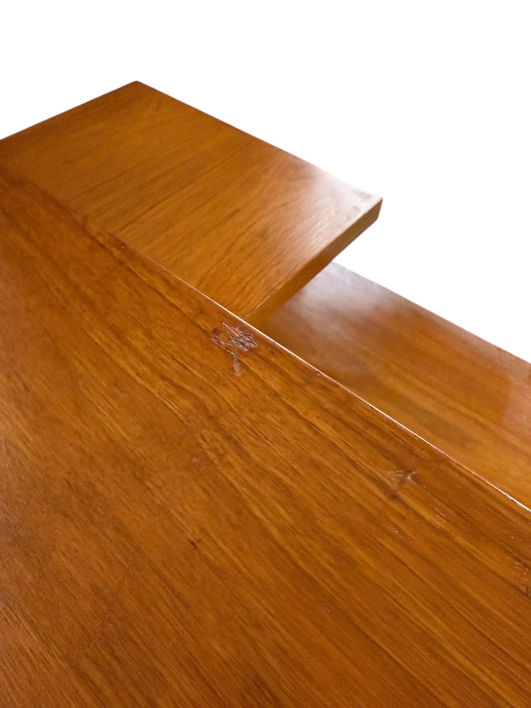 Table d'appoint à 3 niveaux en noyer, moderne du milieu du siècle, avec pieds fuselés en laiton en vente 5