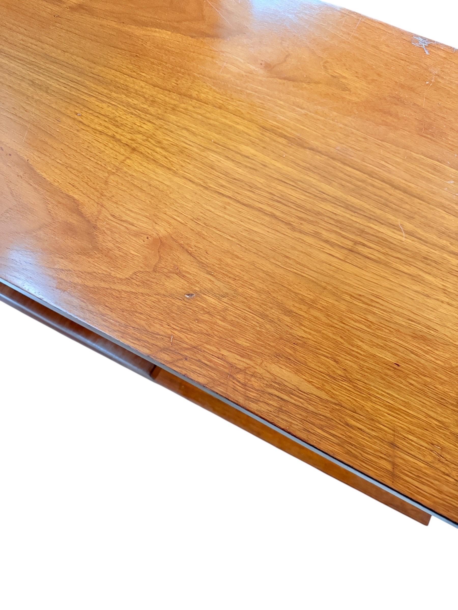 Table d'appoint à 3 niveaux en noyer, moderne du milieu du siècle, avec pieds fuselés en laiton en vente 7