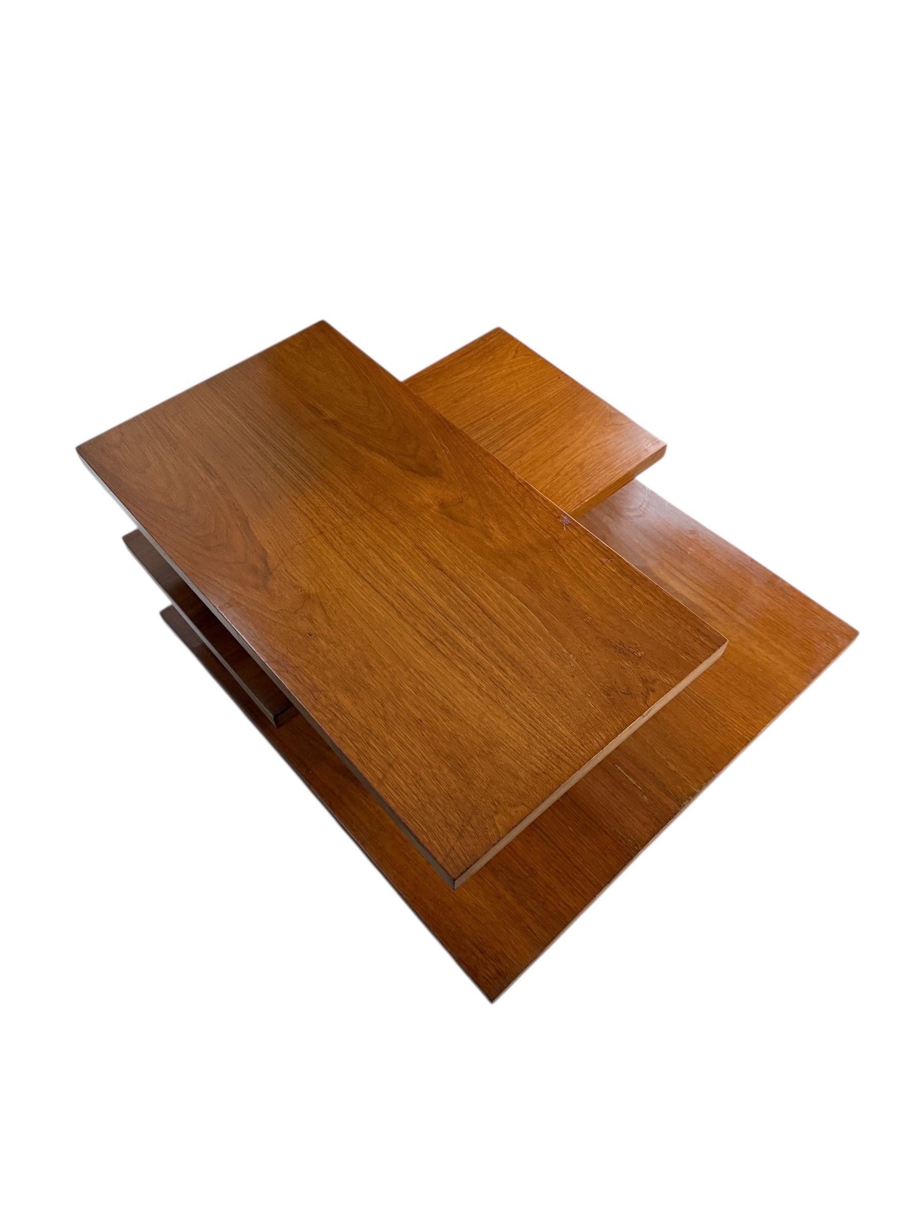 Mid-Century Modern Table d'appoint à 3 niveaux en noyer, moderne du milieu du siècle, avec pieds fuselés en laiton en vente