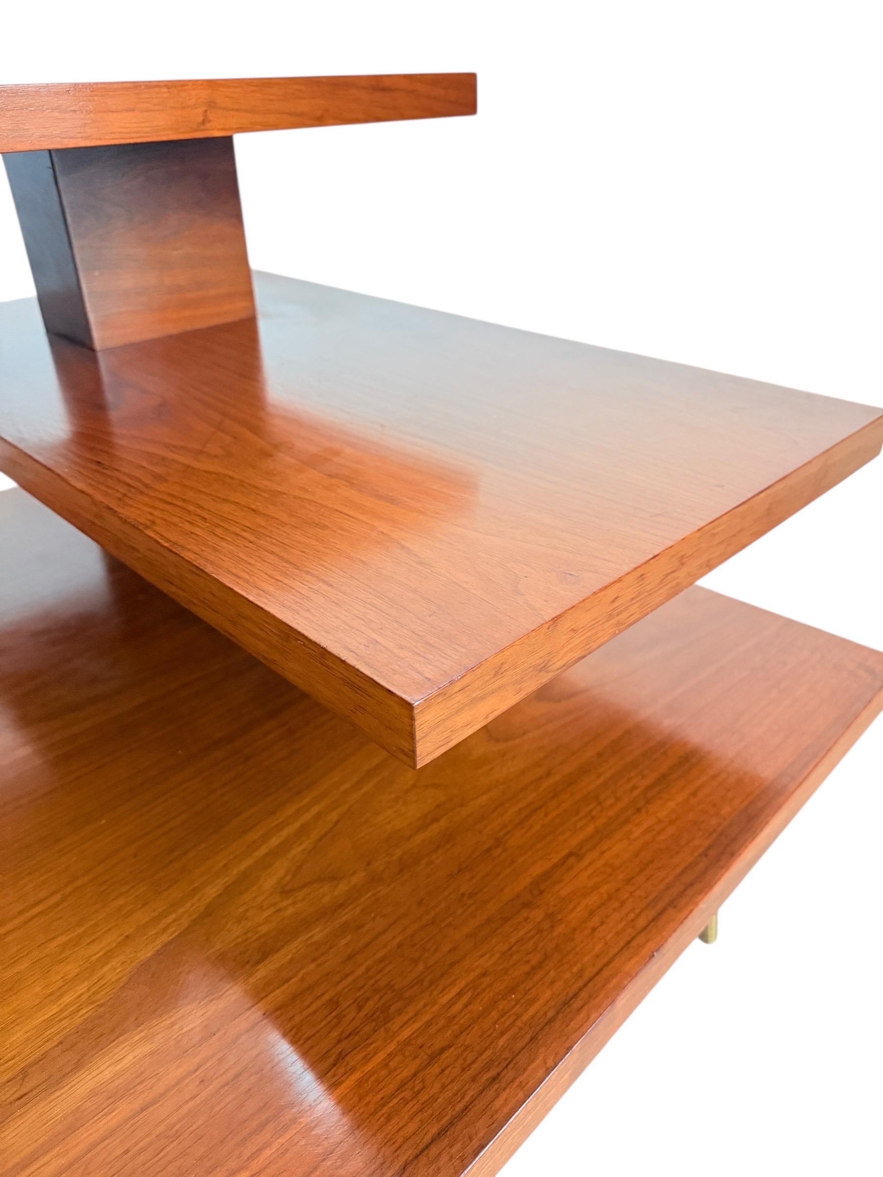 Table d'appoint à 3 niveaux en noyer, moderne du milieu du siècle, avec pieds fuselés en laiton Bon état - En vente à Brooklyn, NY