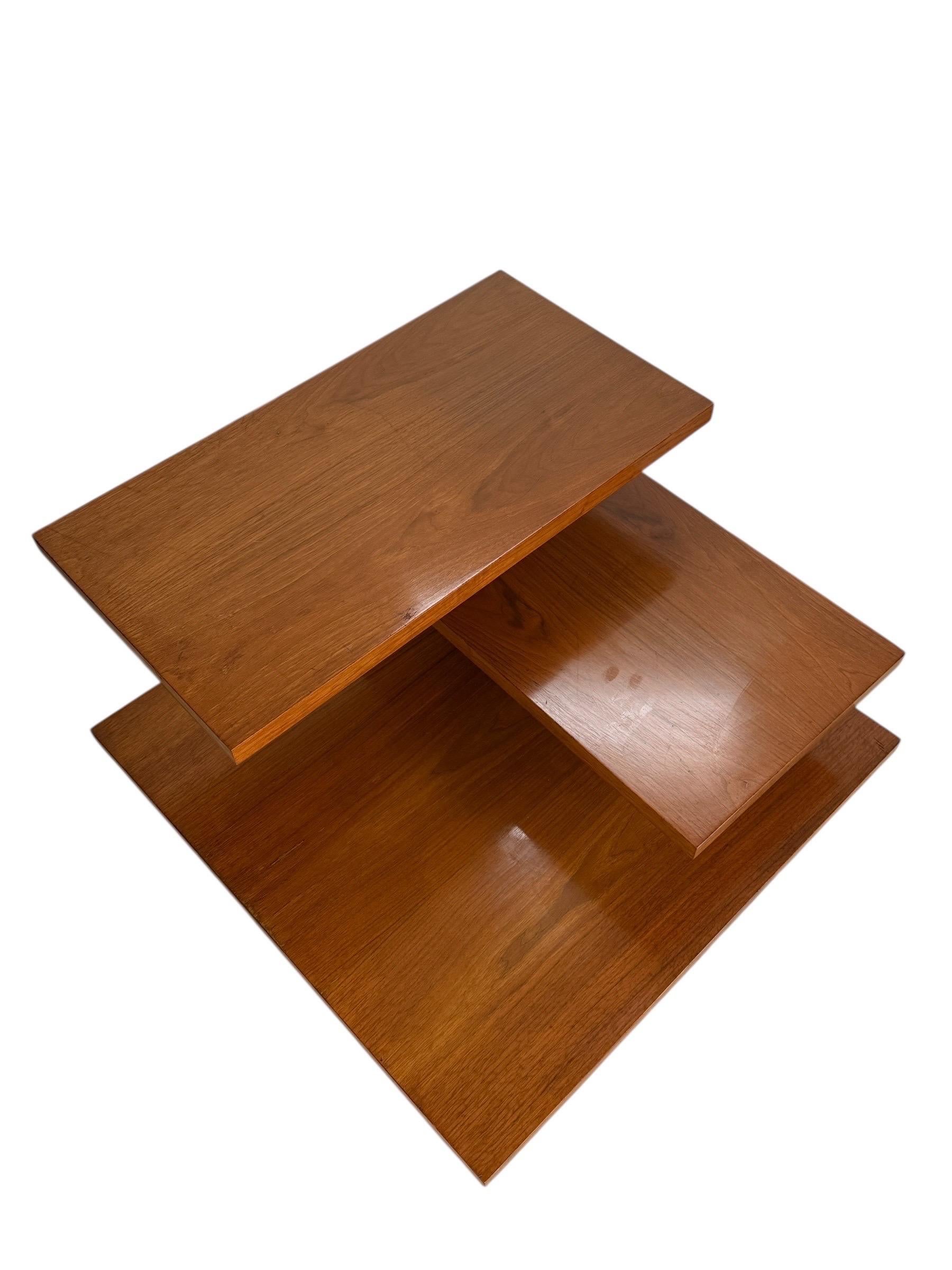 20ième siècle Table d'appoint à 3 niveaux en noyer, moderne du milieu du siècle, avec pieds fuselés en laiton en vente