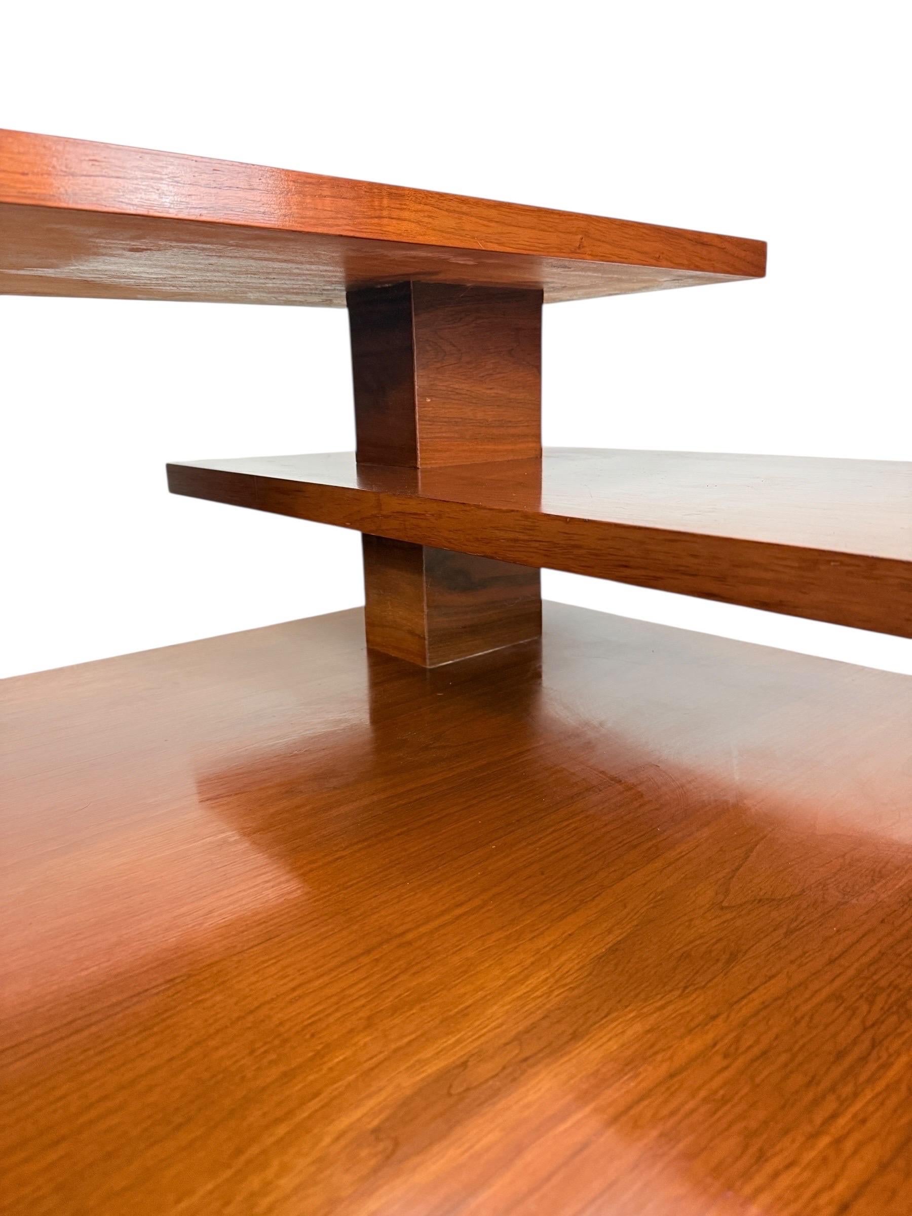 Table d'appoint à 3 niveaux en noyer, moderne du milieu du siècle, avec pieds fuselés en laiton en vente 1