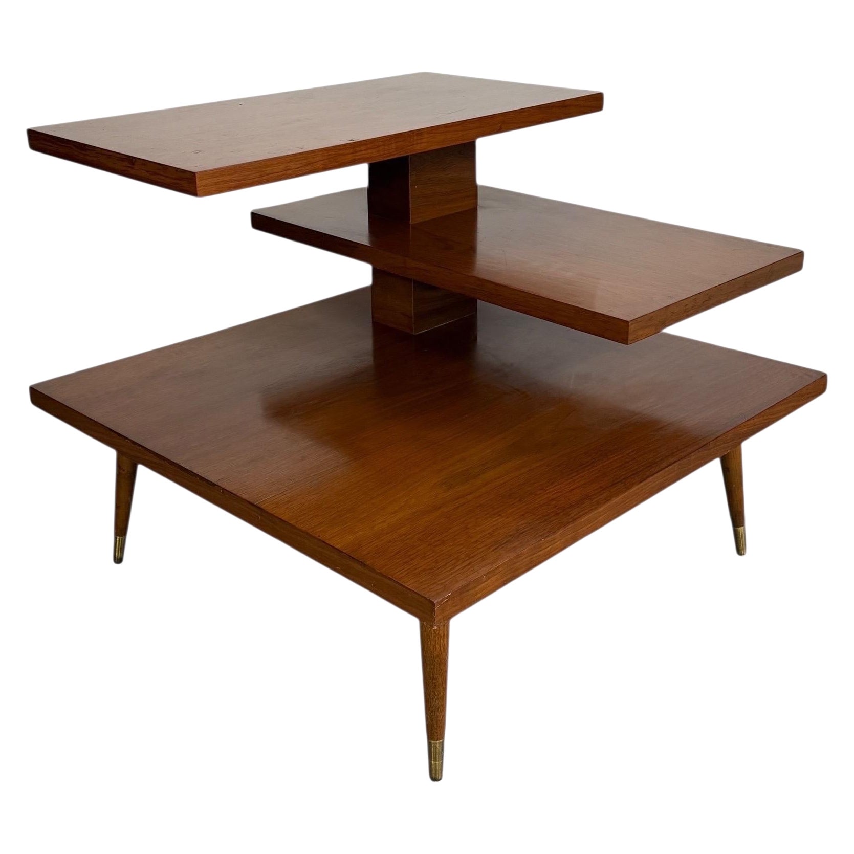 Table d'appoint à 3 niveaux en noyer, moderne du milieu du siècle, avec pieds fuselés en laiton en vente