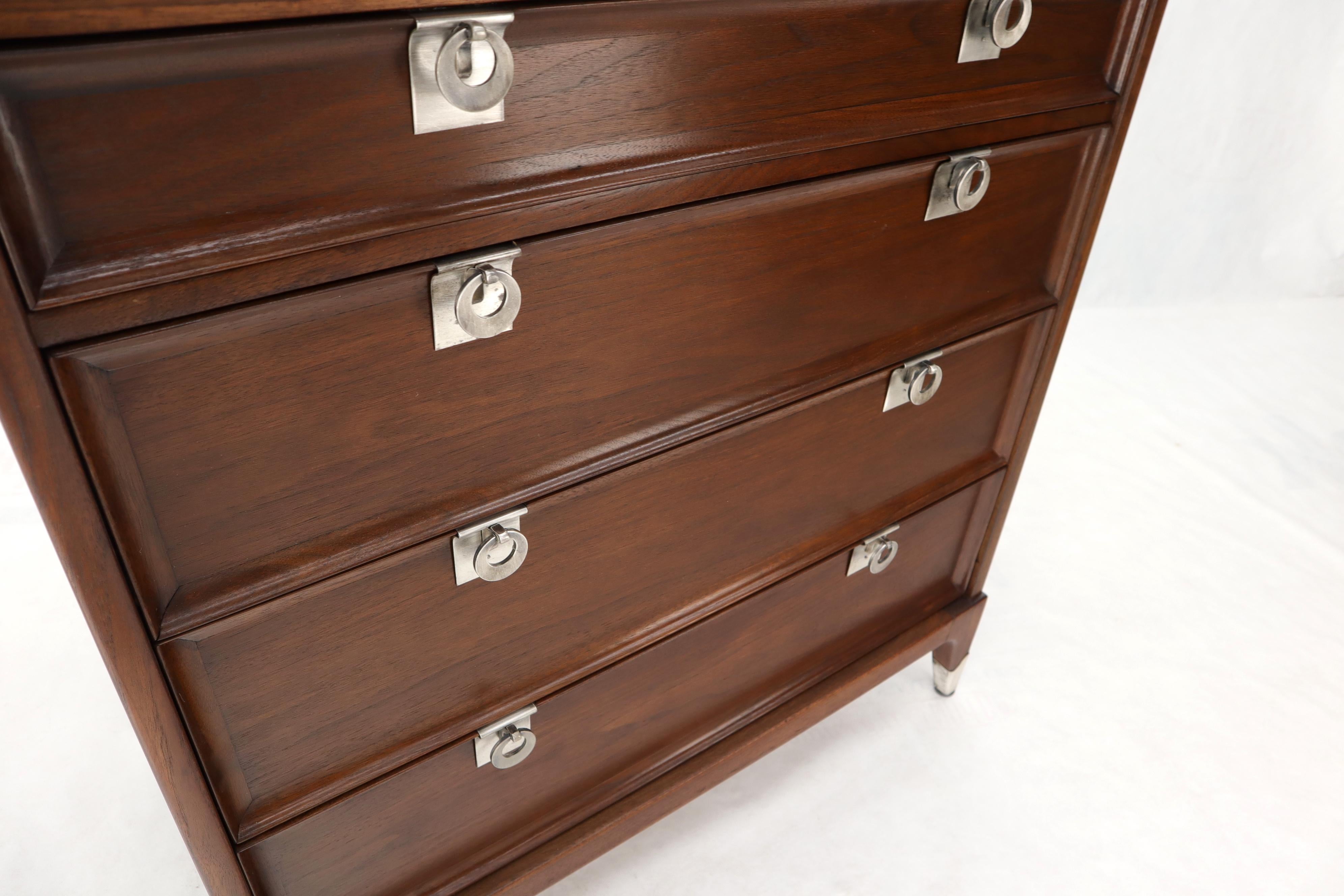 Mid-Century Modern Walnut 4 Drawers Bachelor Chest For Sale 4