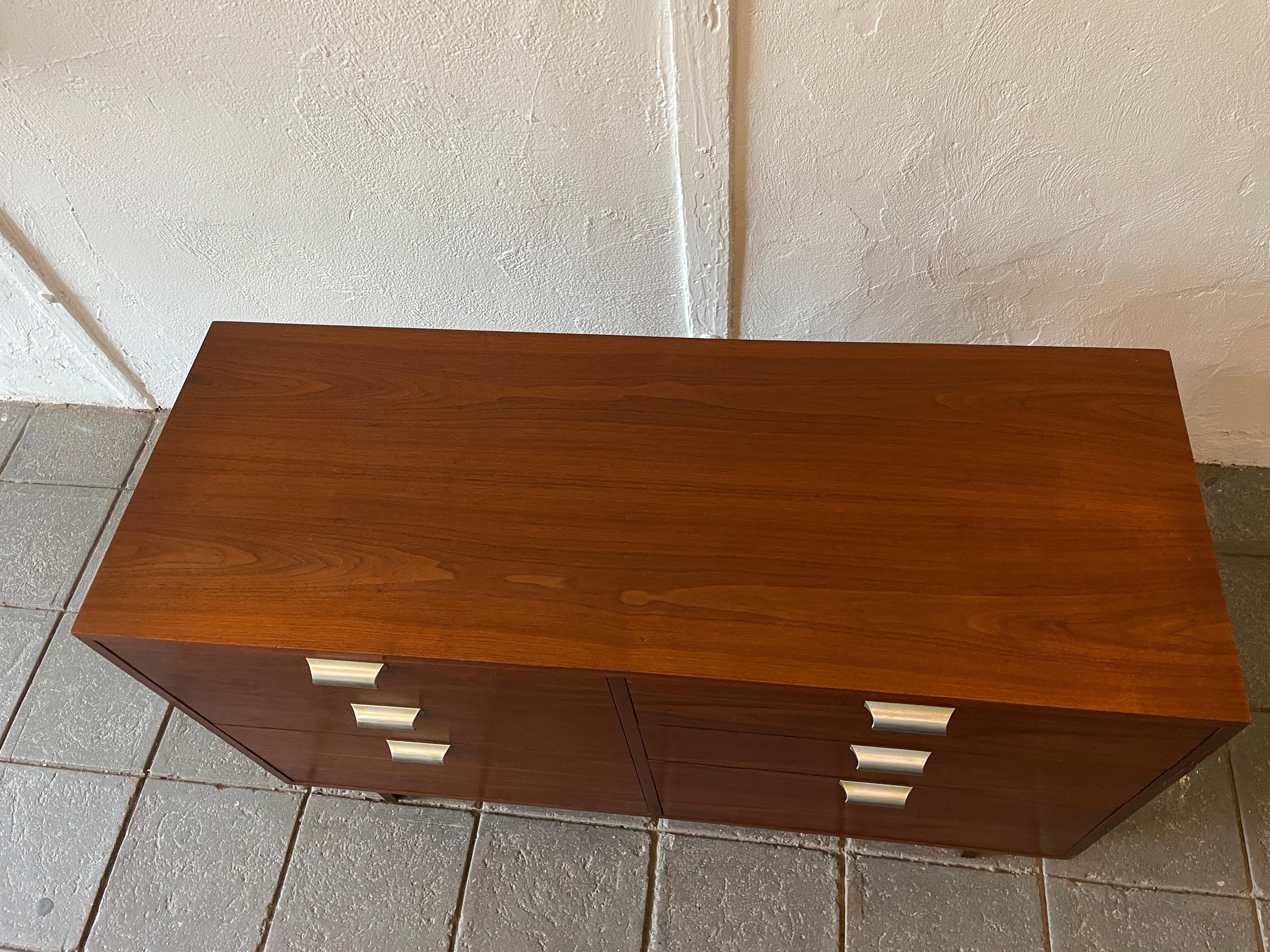 Mid Century Modern Nogal 6 Cajones Cómoda Credenza en venta 2
