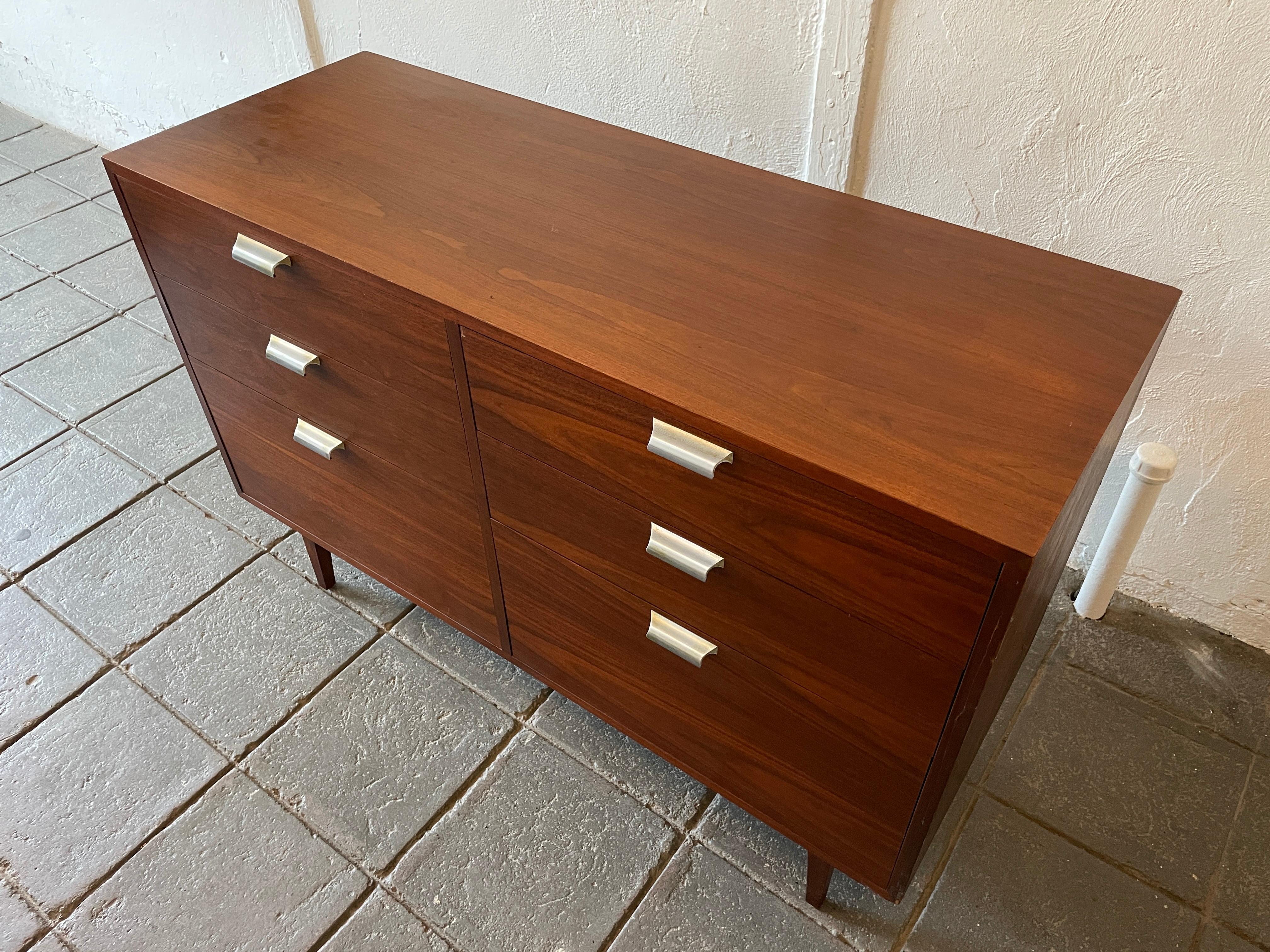 Mid Century Modern Nogal 6 Cajones Cómoda Credenza Moderno de mediados de siglo en venta