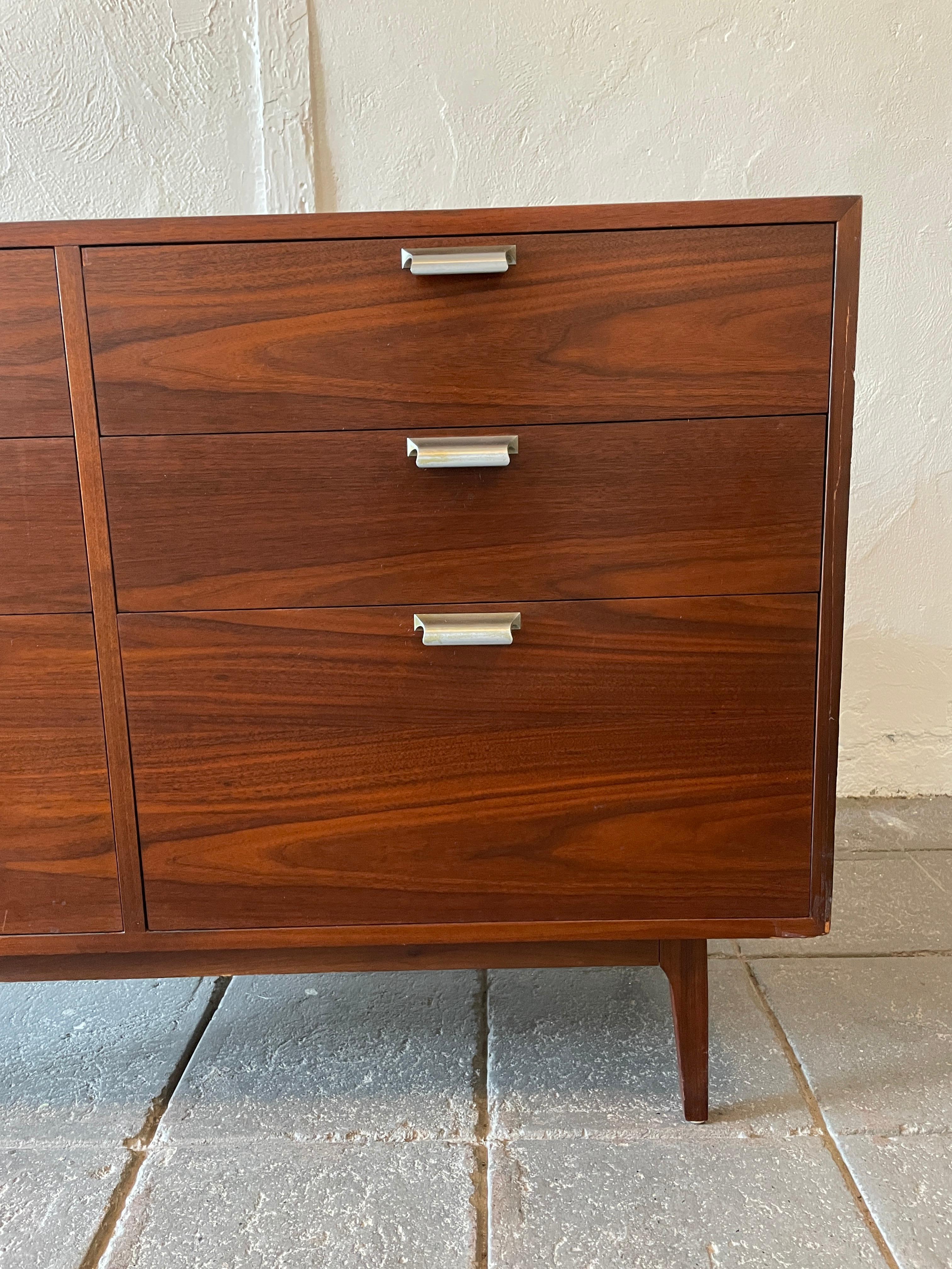 Mid Century Modern Nogal 6 Cajones Cómoda Credenza Estadounidense en venta