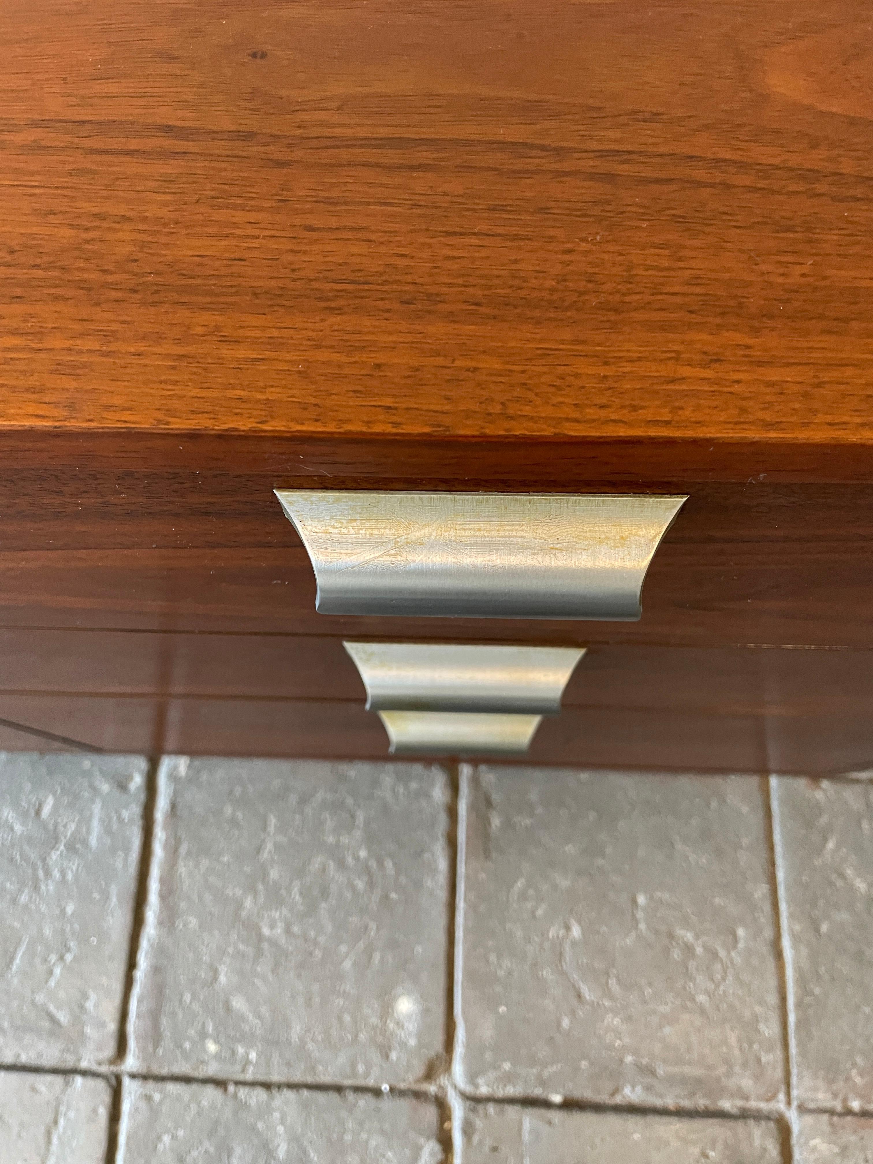 Mid Century Modern Nogal 6 Cajones Cómoda Credenza Carpintería en venta