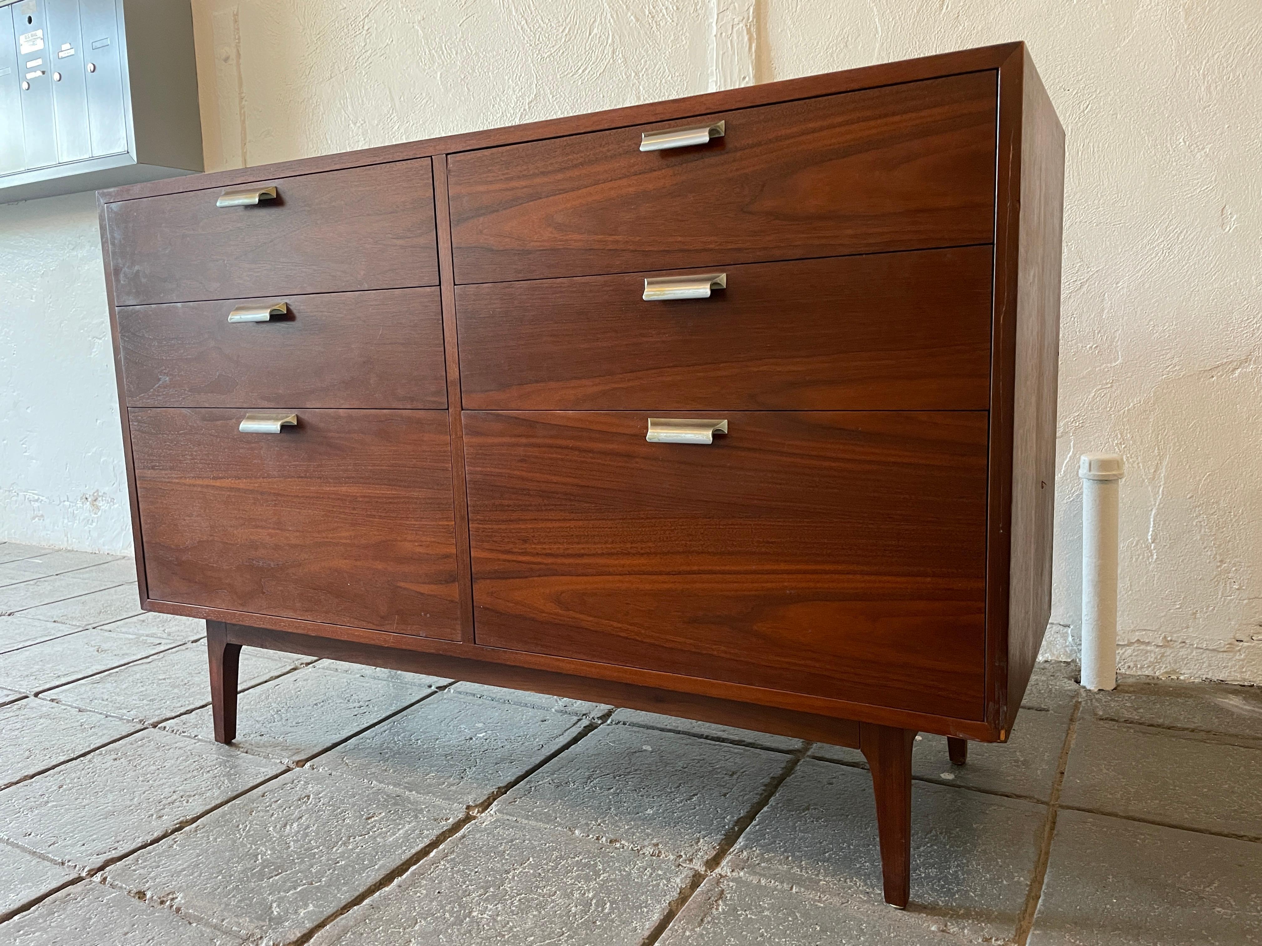 Mid Century Modern Nogal 6 Cajones Cómoda Credenza en Bueno estado para la venta en Brooklyn, NY