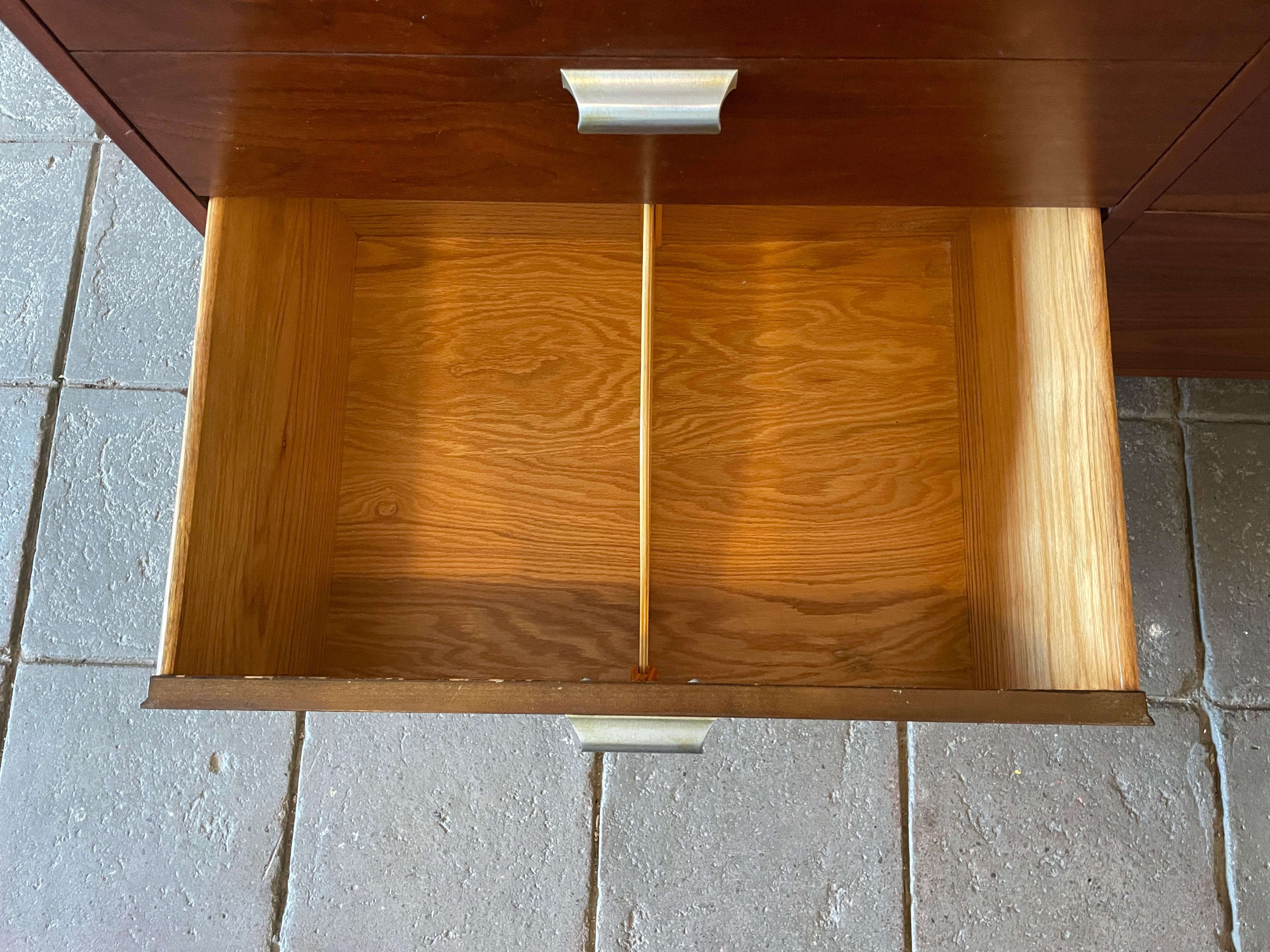 Metà XX secolo Credenza a 6 cassetti in noce del Mid Century Modern Dresser in vendita